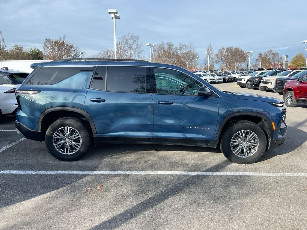 Used 2025 Chevrolet Traverse LT SUV