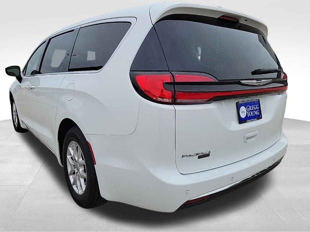 Used 2023 Chrysler Pacifica Touring L