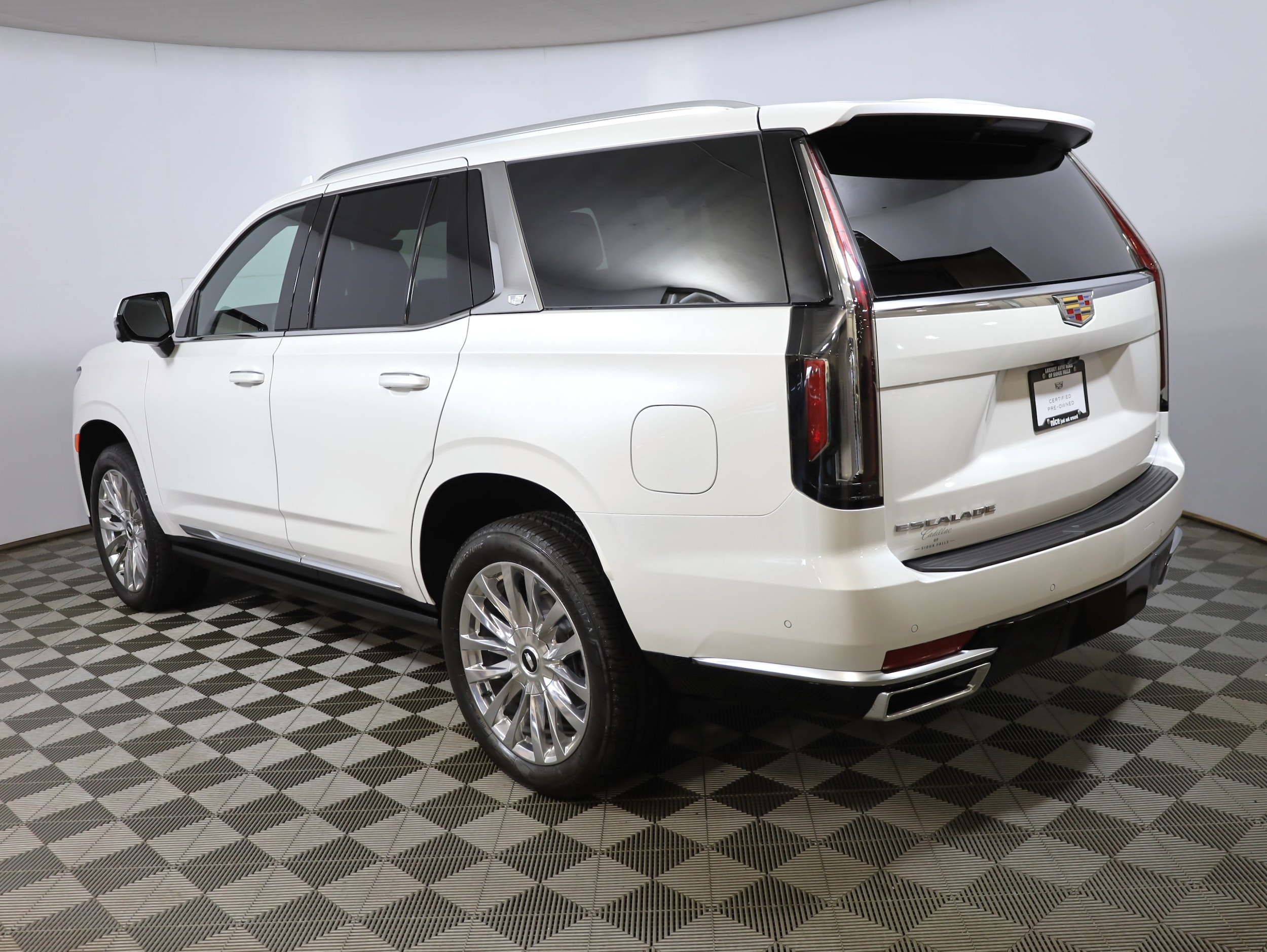 Used 2024 Cadillac Escalade Premium Luxury with VIN 1GYS4CKL4RR269787 for sale in Sioux Falls, SD