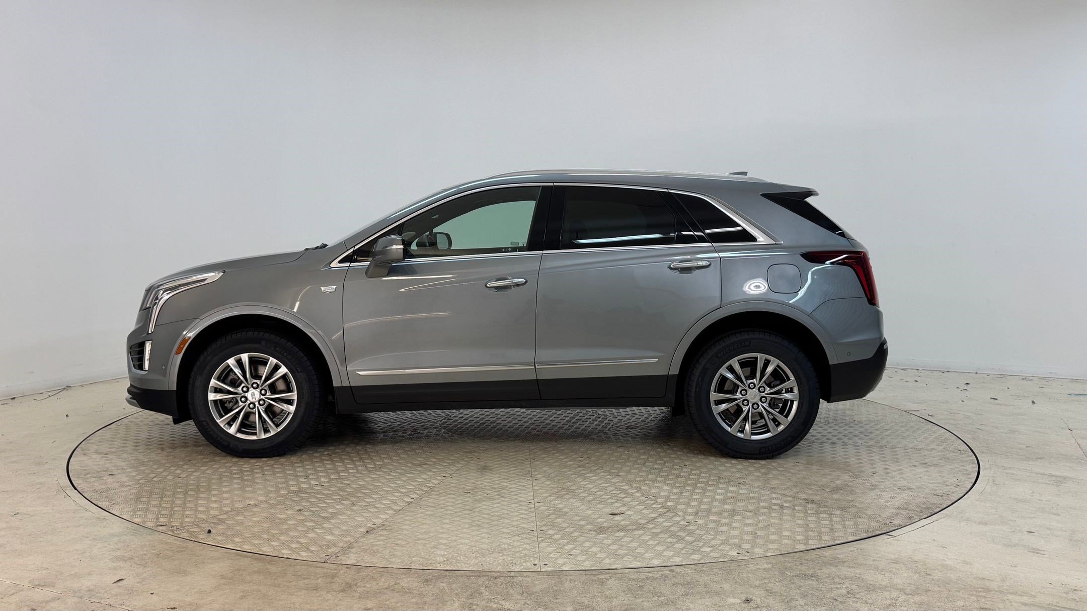 2023 Cadillac XT5 Premium Luxury photo 2
