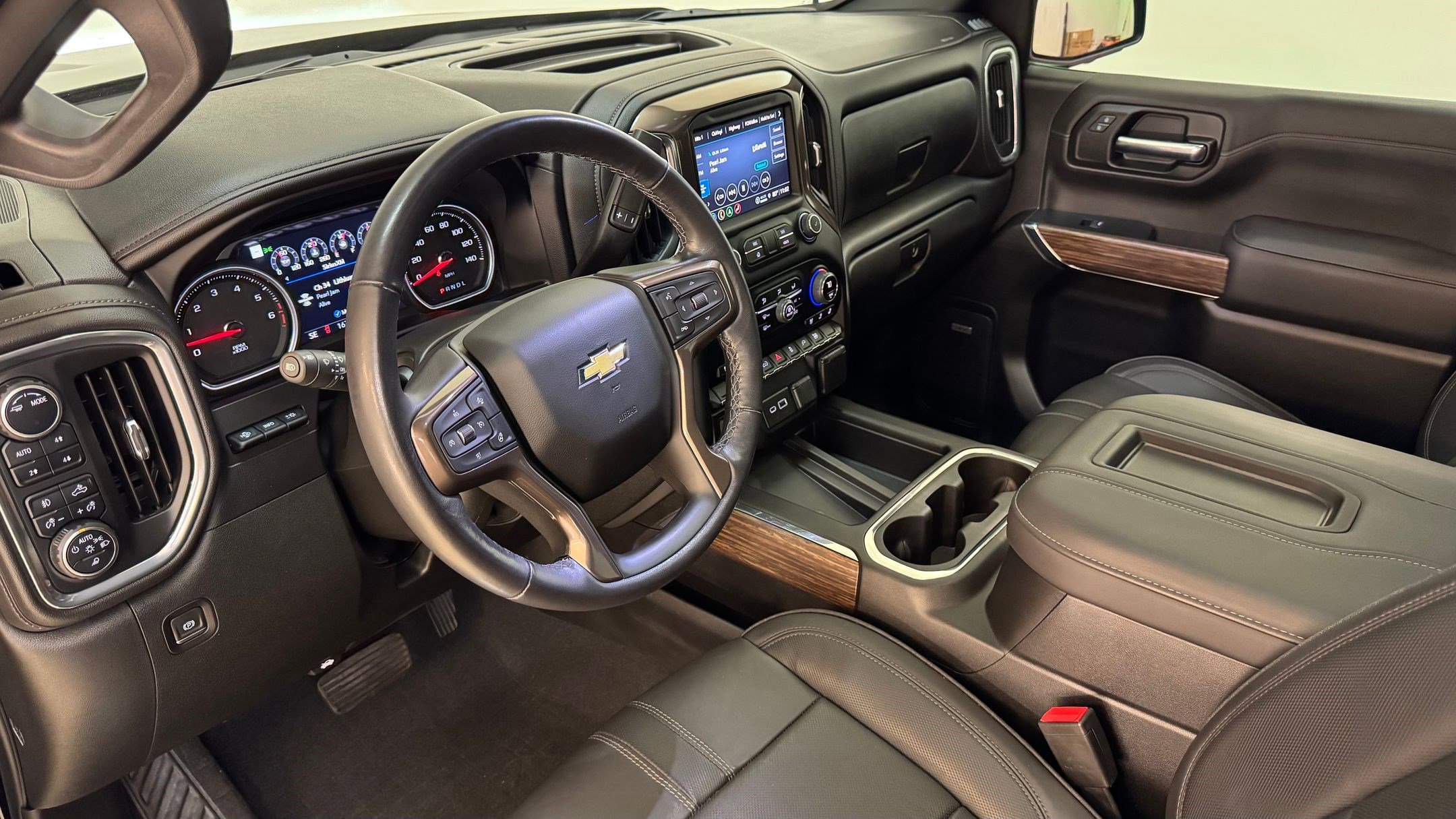 2022 Chevrolet Silverado 1500 High Country photo 3