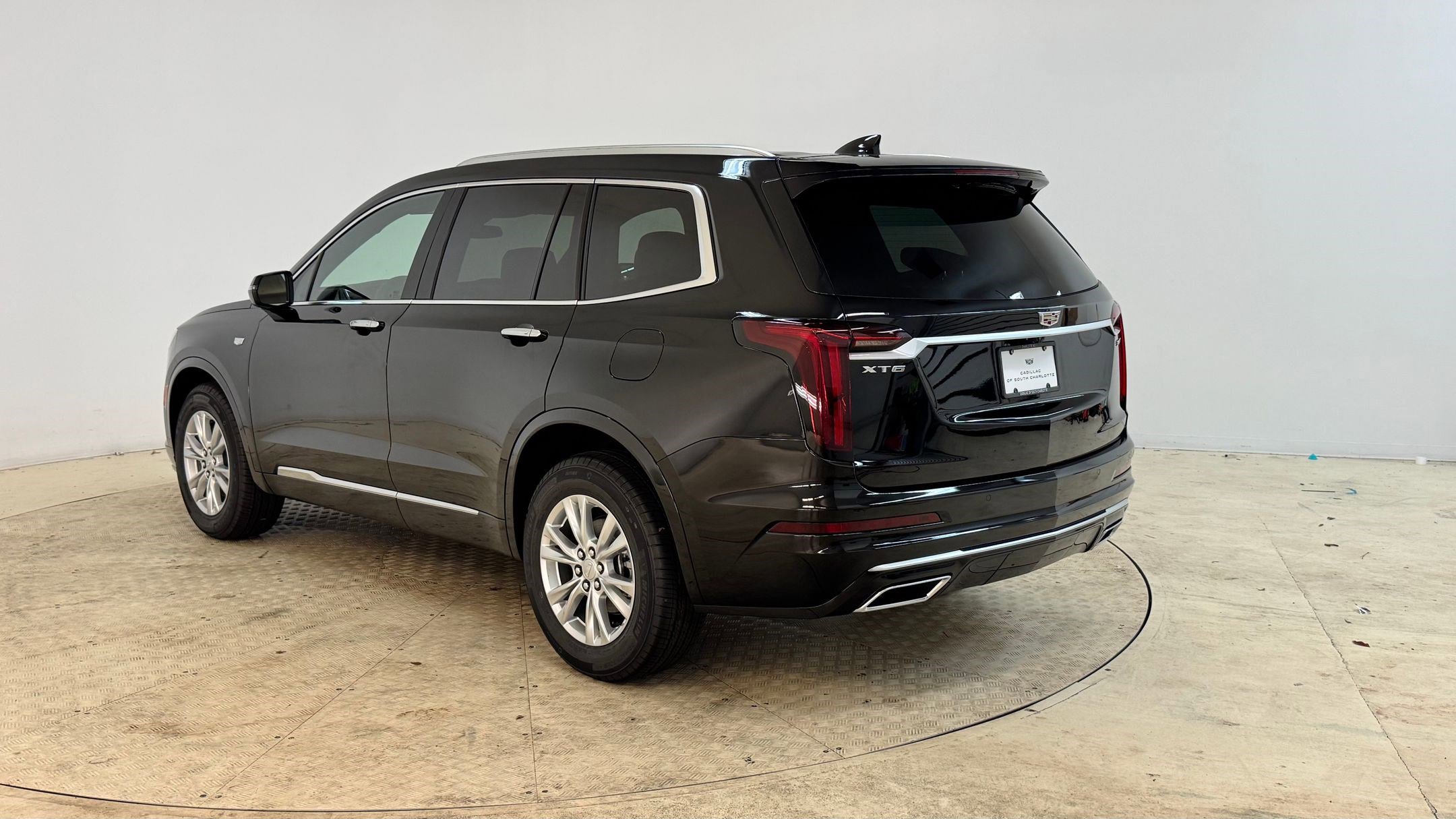 2025 Cadillac XT6 Luxury photo 2