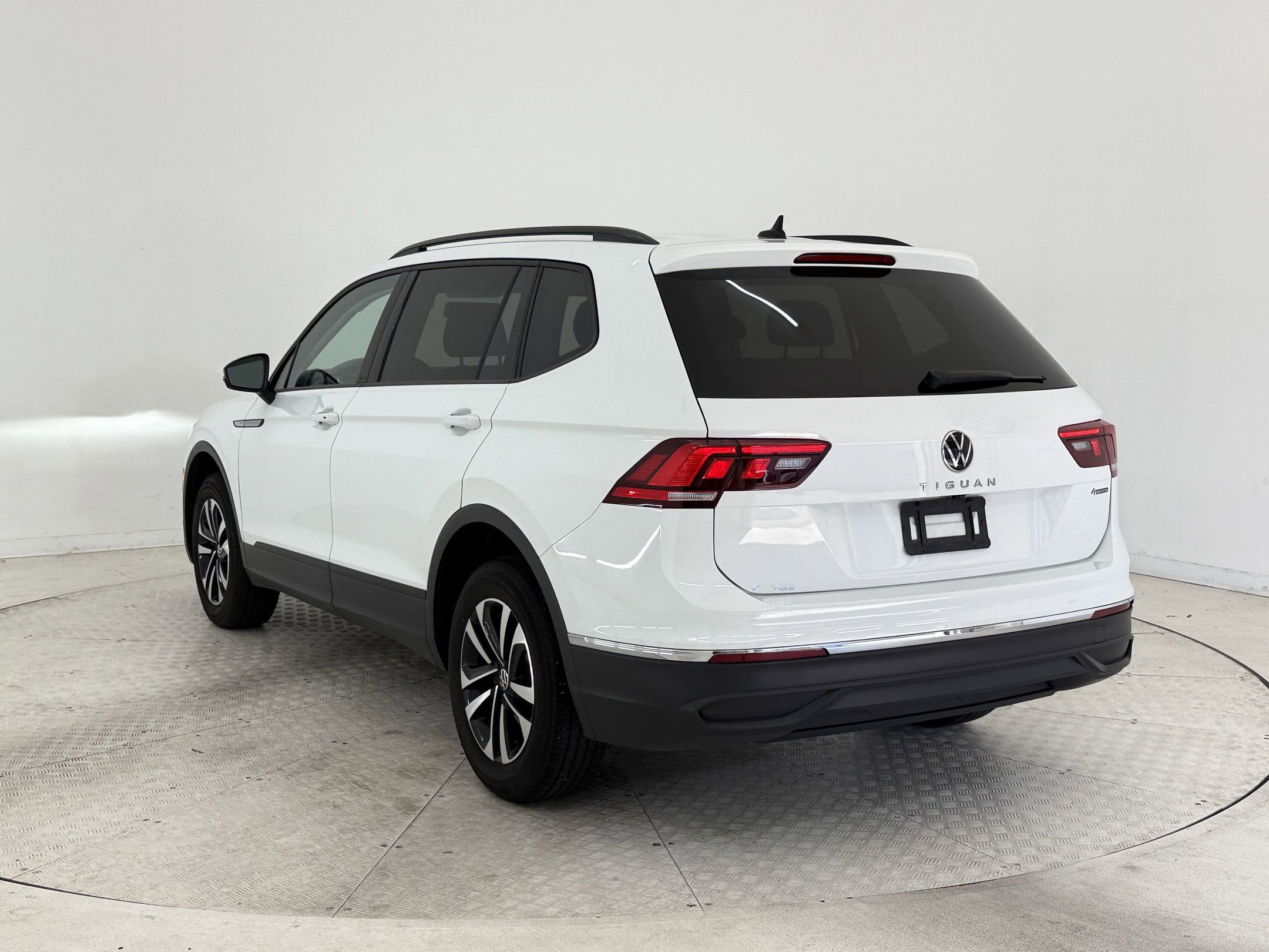 2022 Volkswagen Tiguan S photo 2