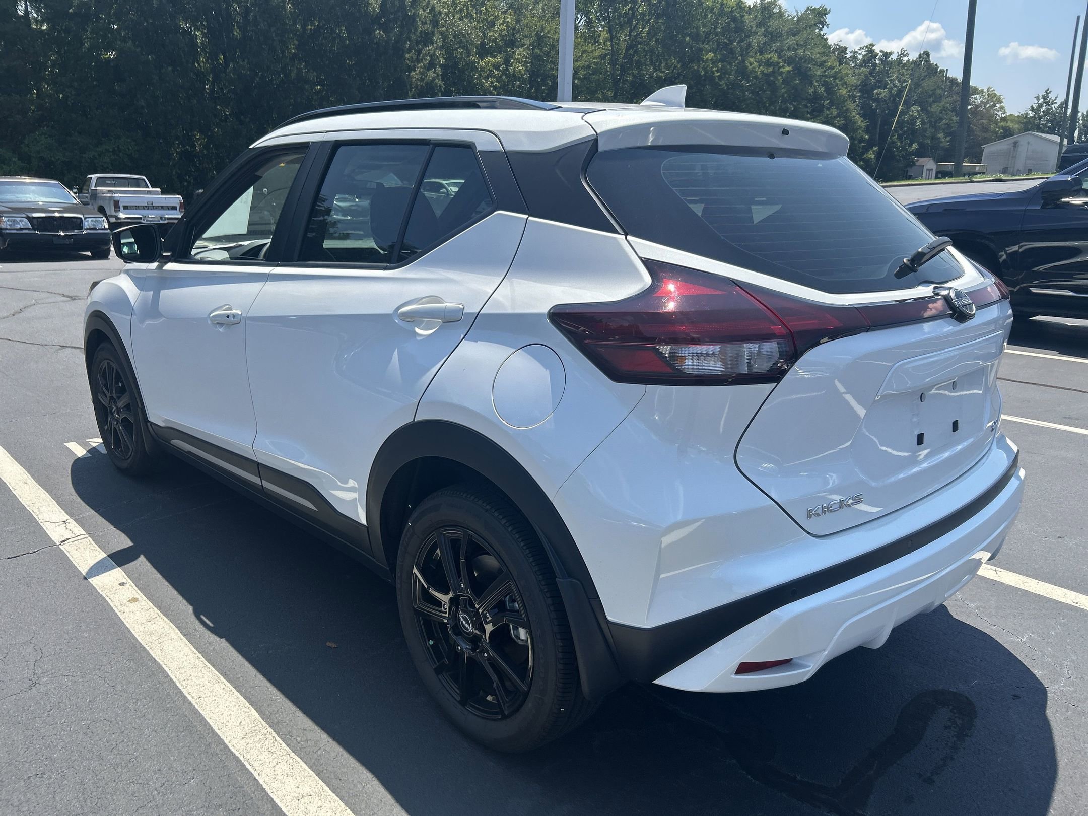 2024 Nissan Kicks SR photo 2