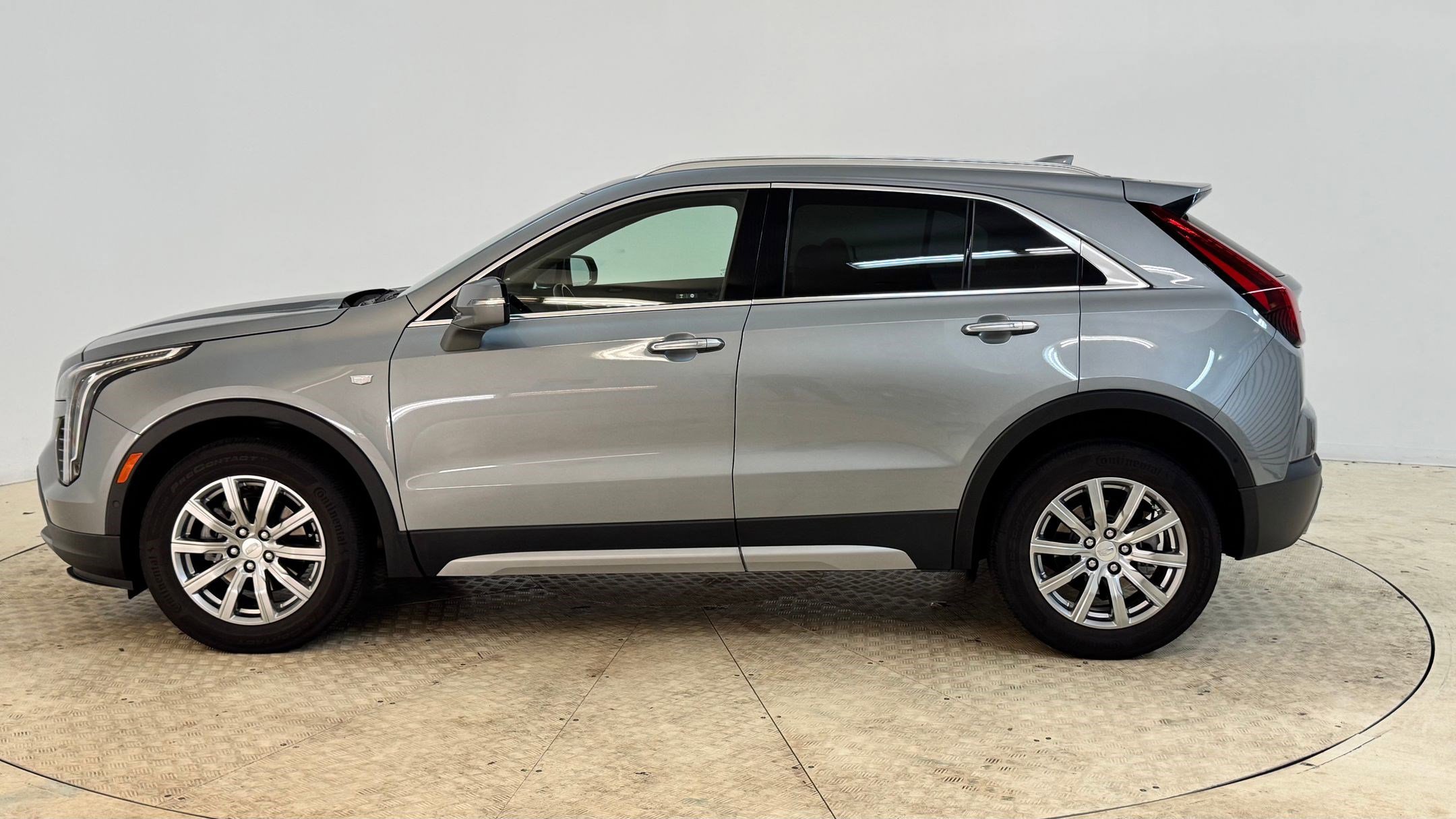 2023 Cadillac XT4 Premium Luxury photo 2
