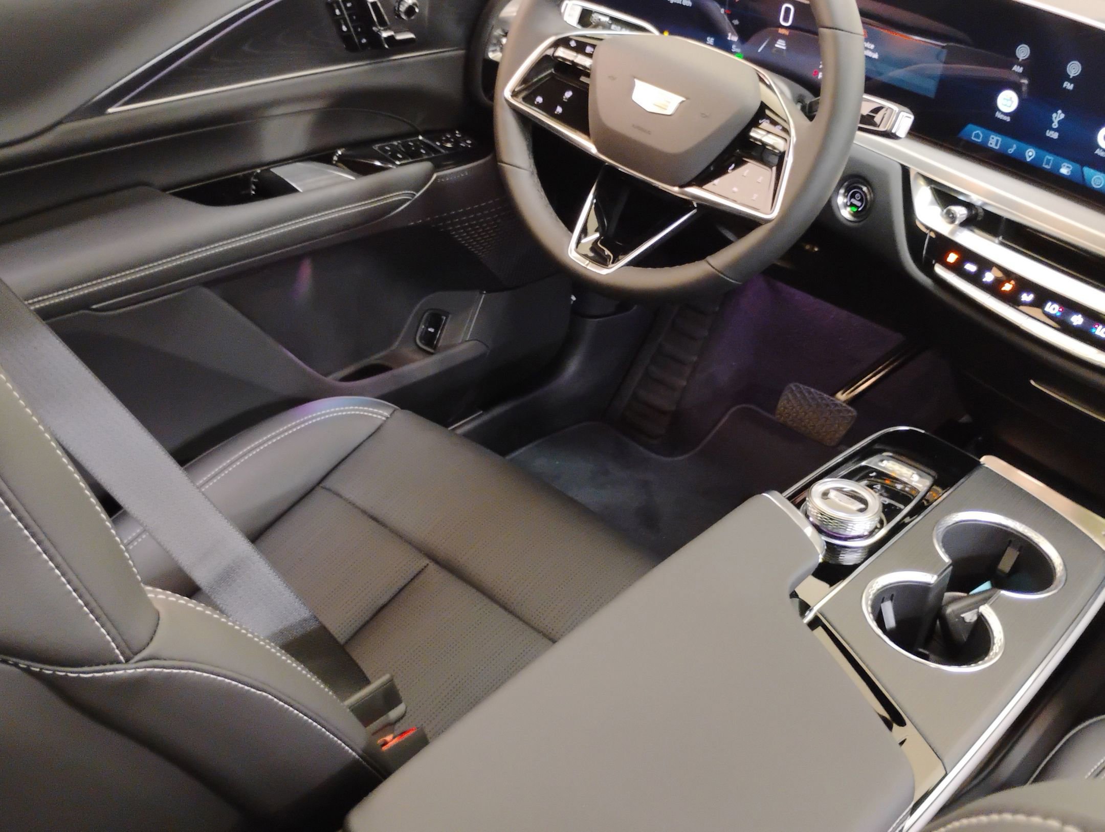 2025 Cadillac Lyriq Luxury photo 4