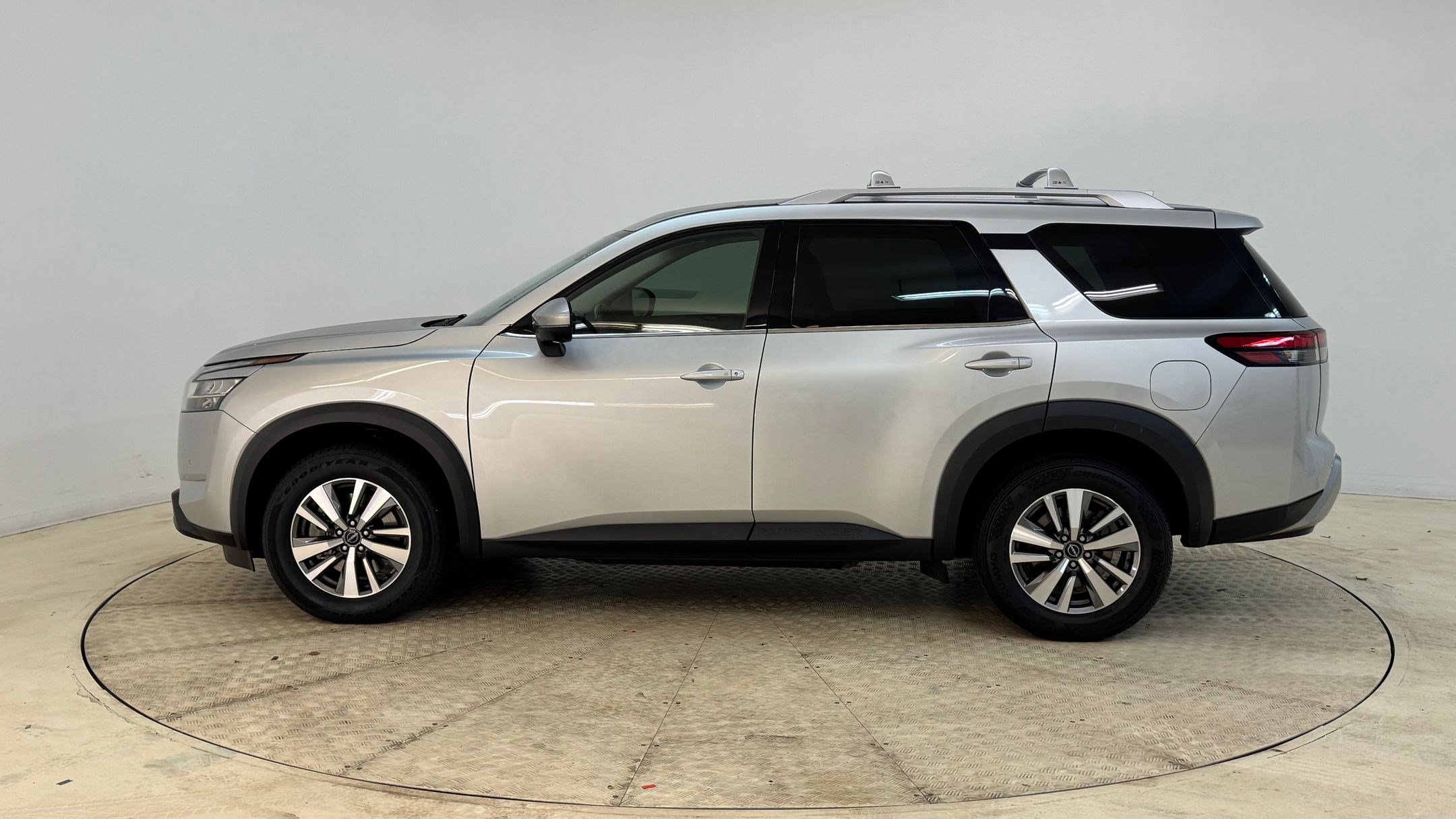 2023 Nissan Pathfinder SL photo 2