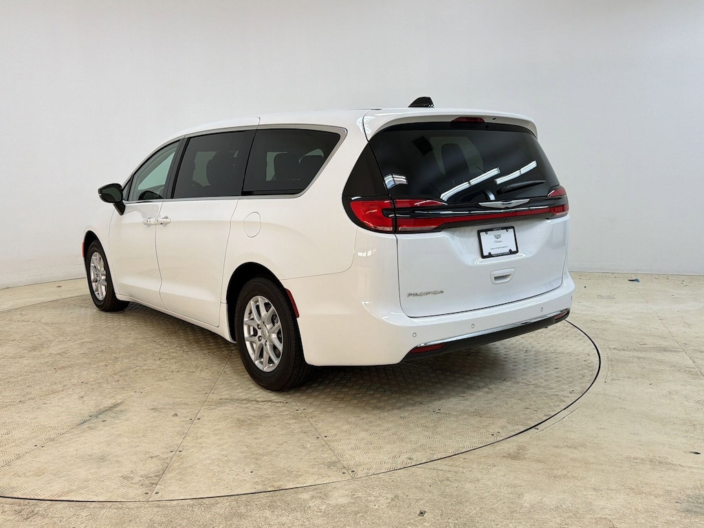 Used 2024 Chrysler Pacifica Touring L