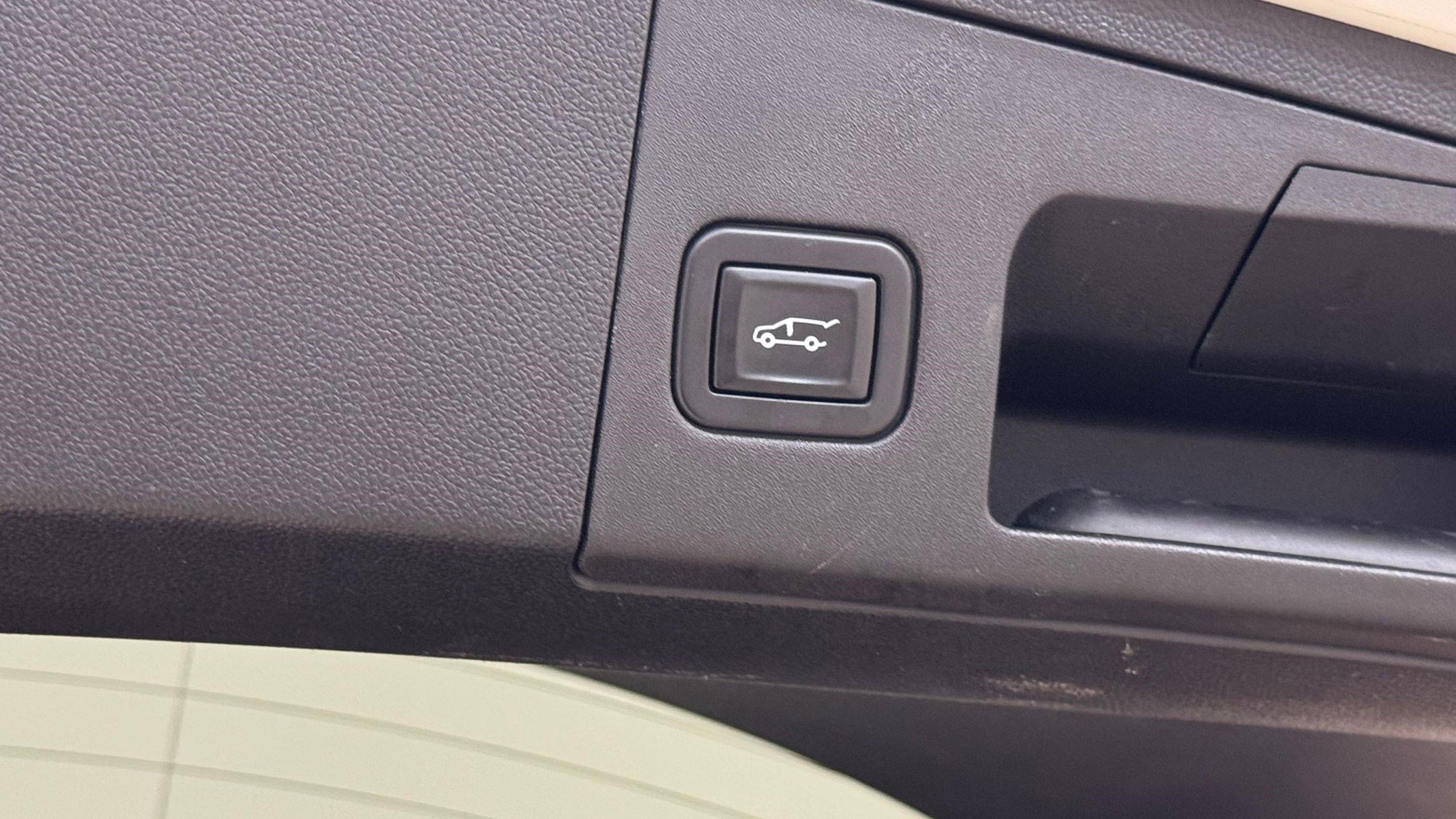 2020 Cadillac XT4 Premium Luxury photo 3