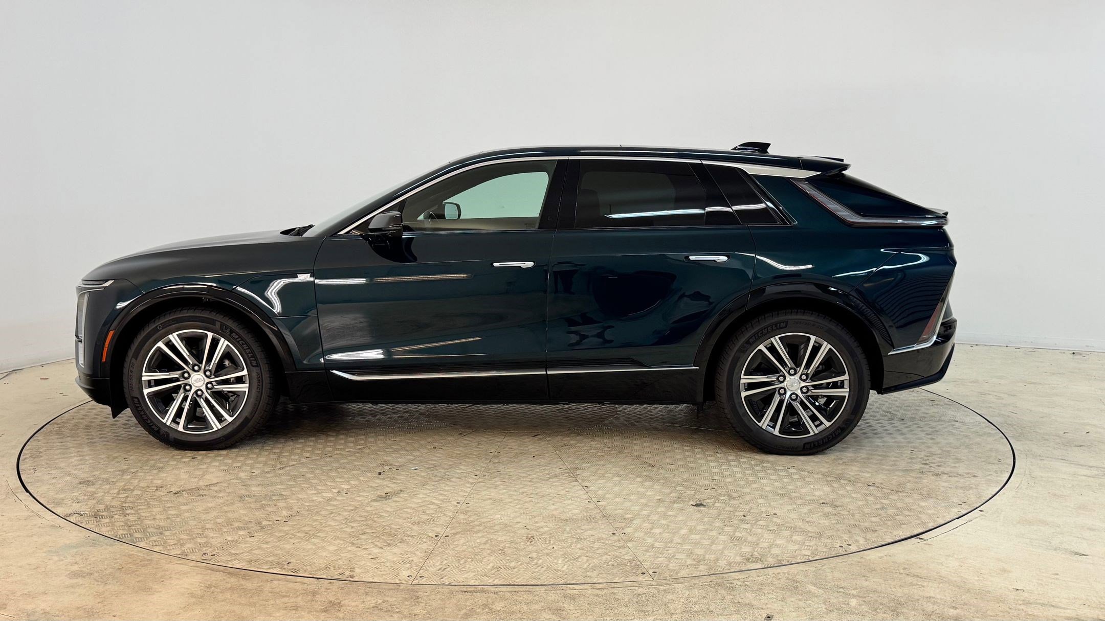 2026 Cadillac Lyriq Luxury photo 2