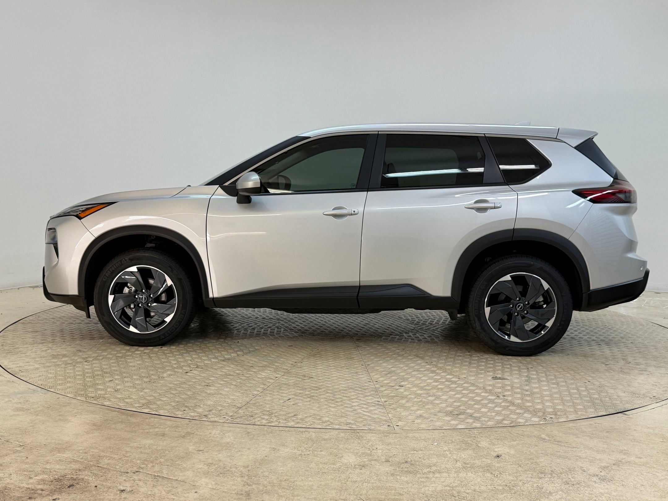 2024 Nissan Rogue SV photo 2