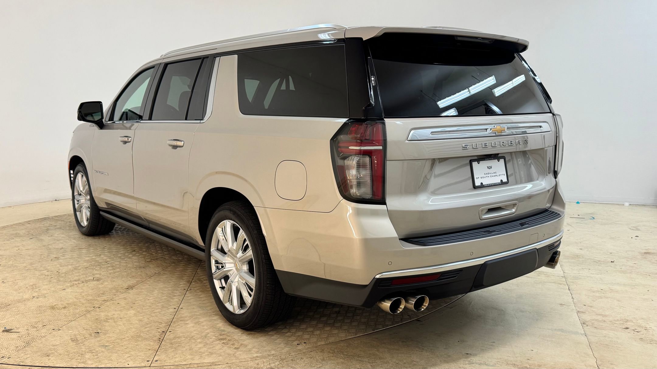 2021 Chevrolet Suburban High Country photo 2