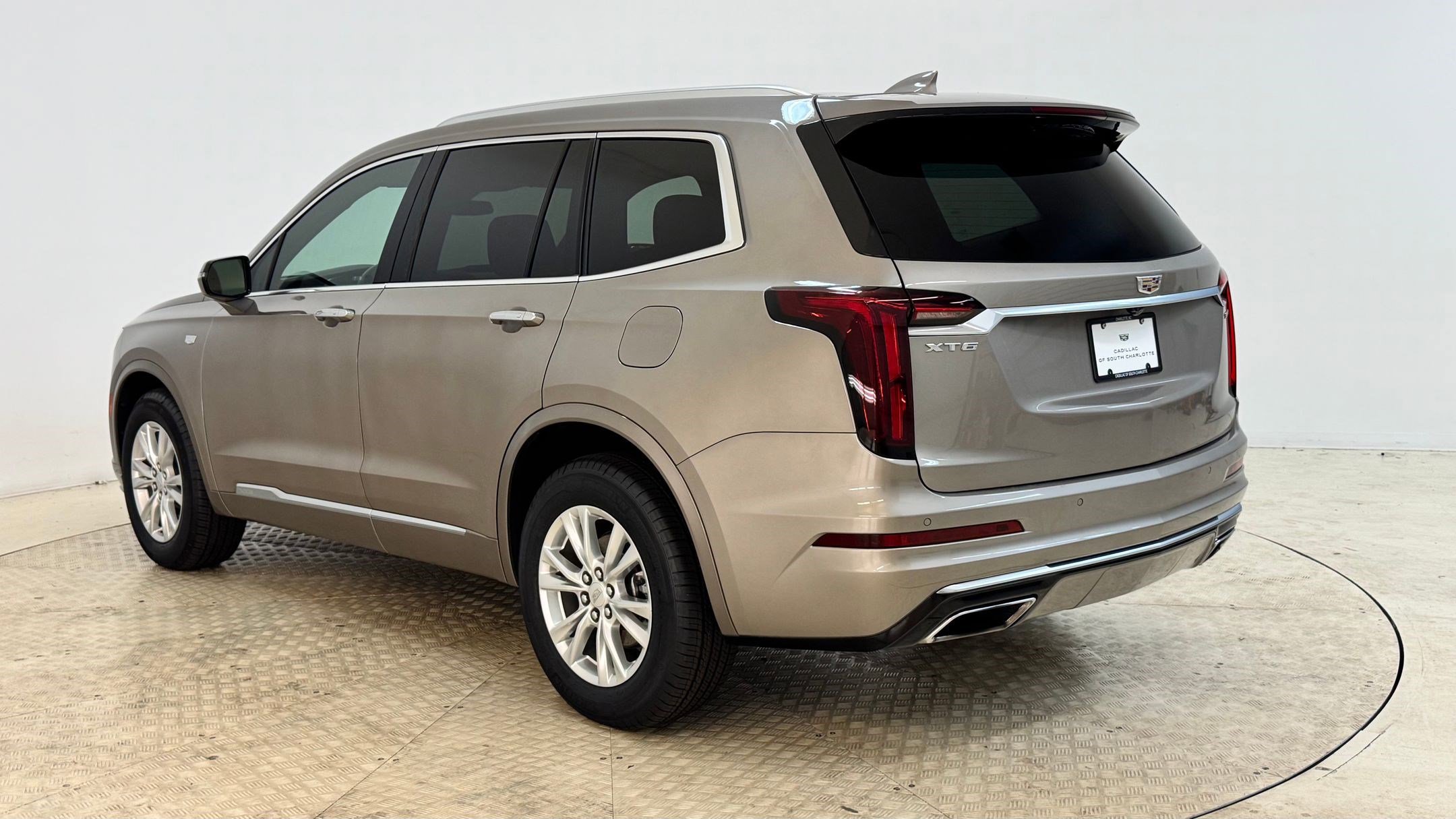 2023 Cadillac XT6 Luxury photo 2