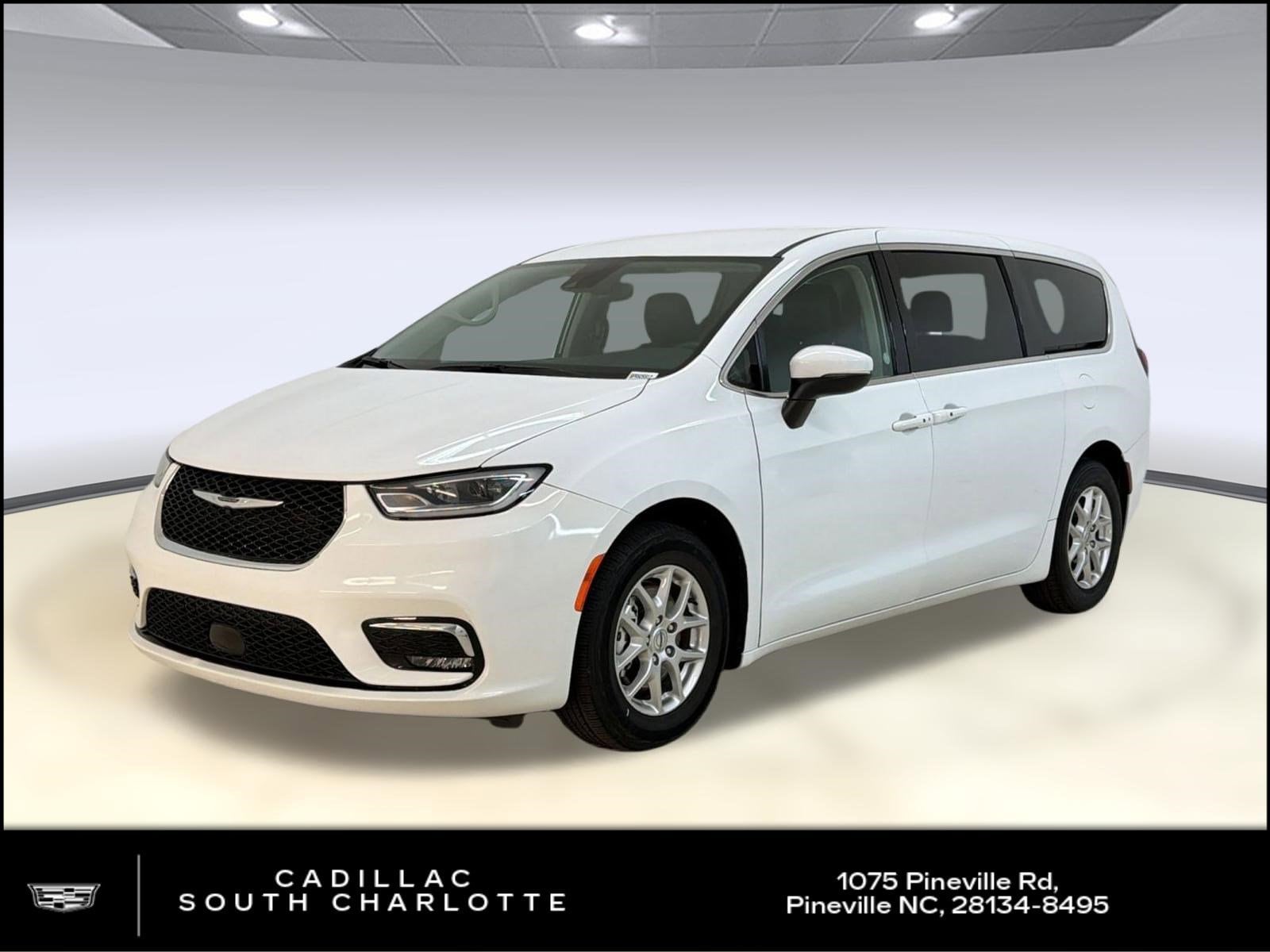 2023 Chrysler Pacifica Touring L's photo