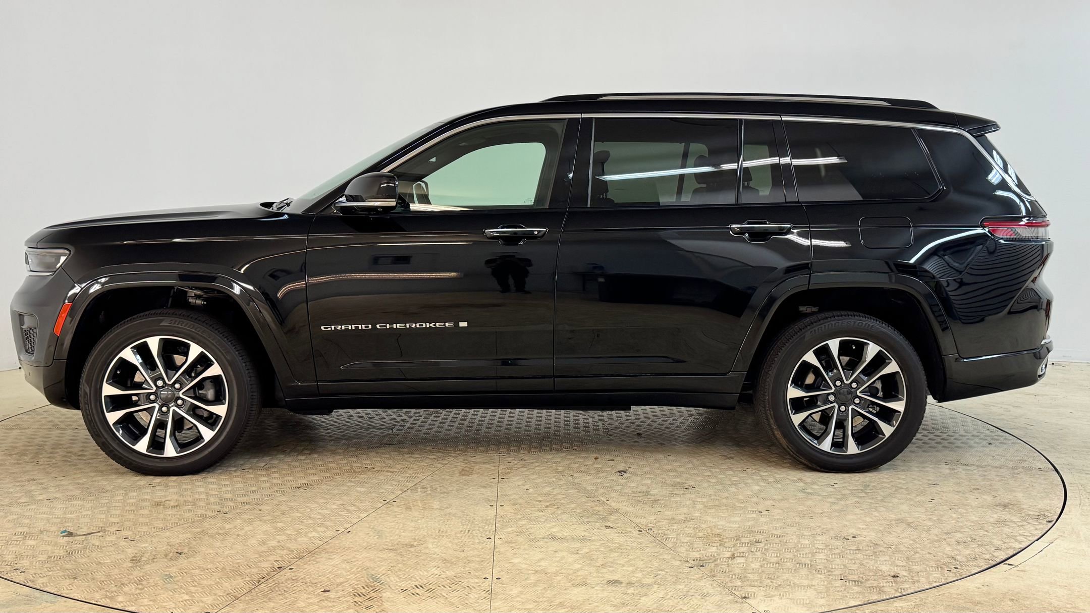 2022 Jeep Cherokee Overland photo 2