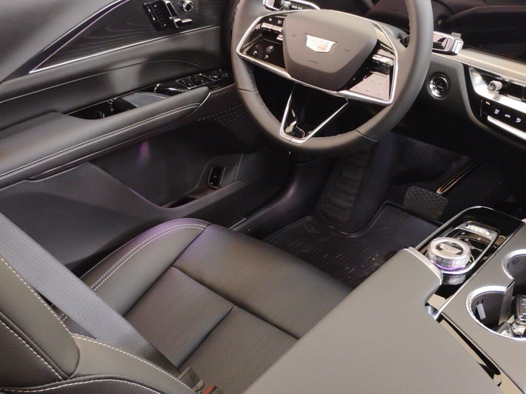 New 2025 CADILLAC LYRIQ Luxury 1 SUV