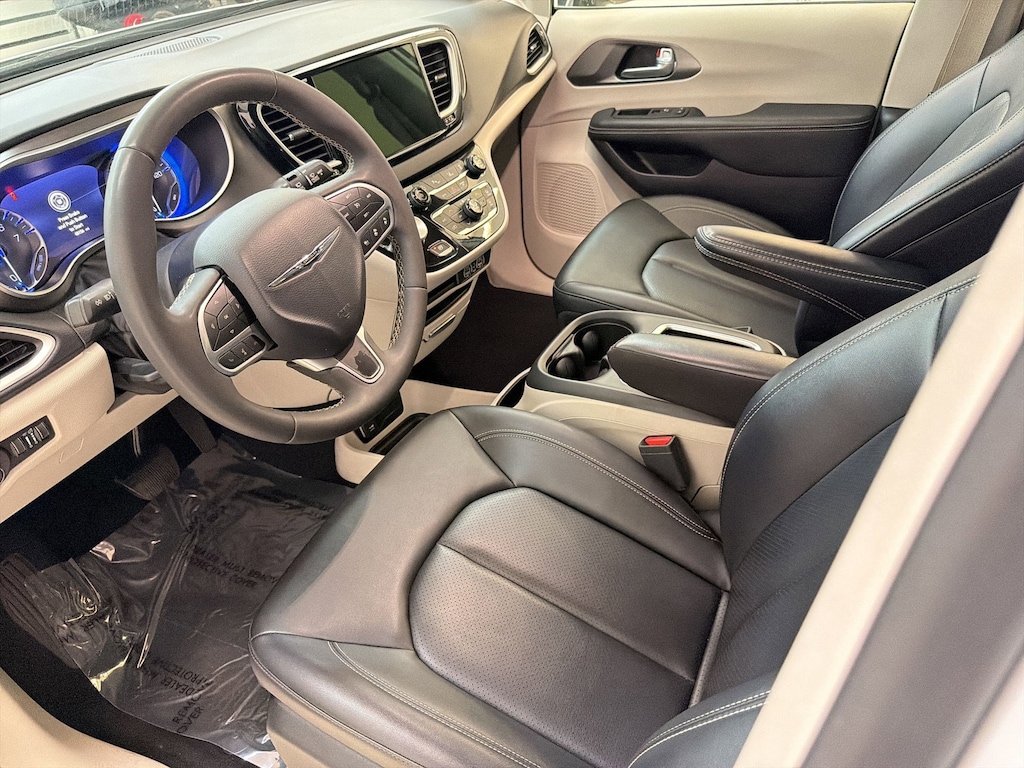 Used 2024 Chrysler Pacifica Touring L