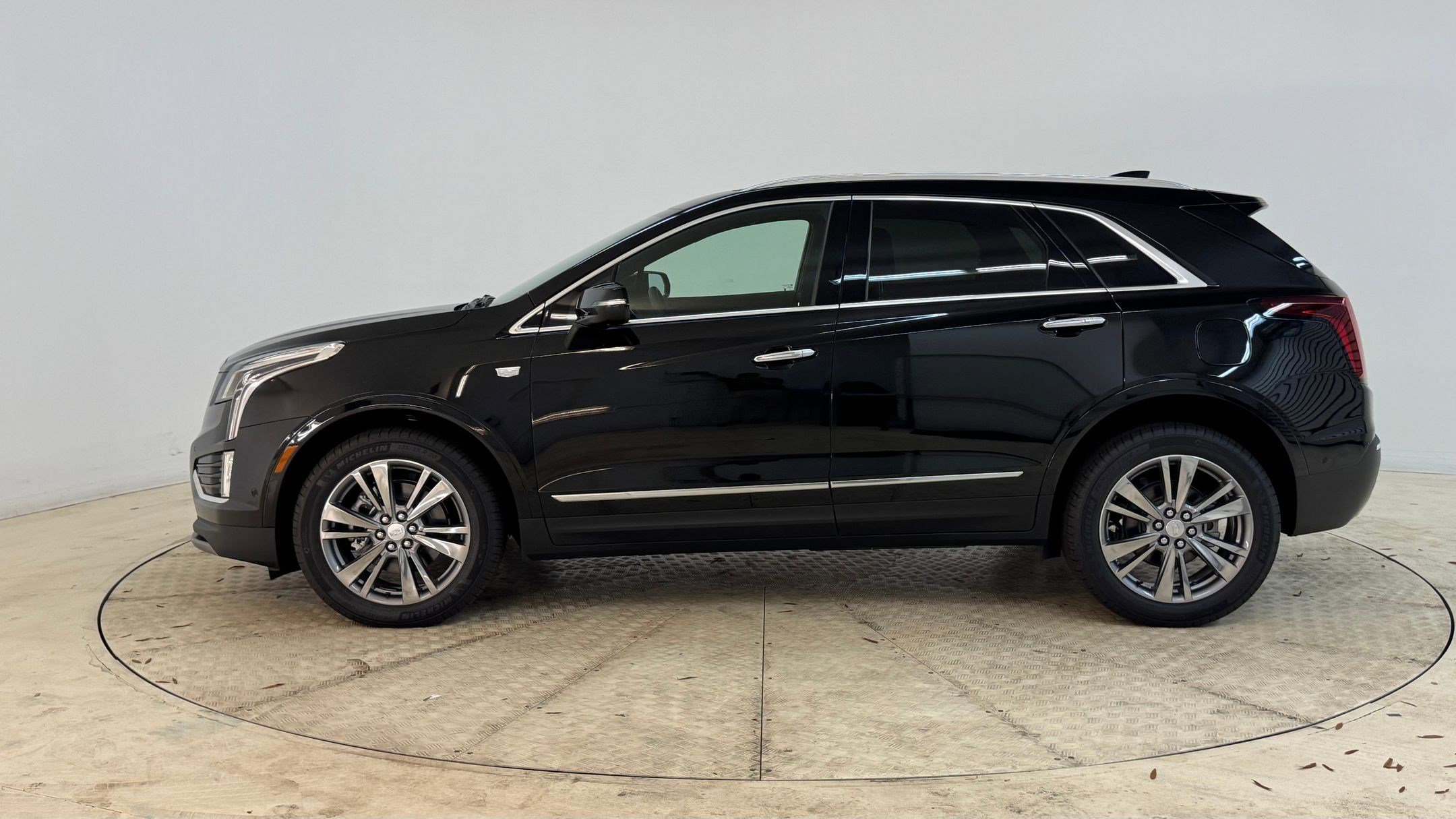 2025 Cadillac XT5 Premium Luxury photo 2