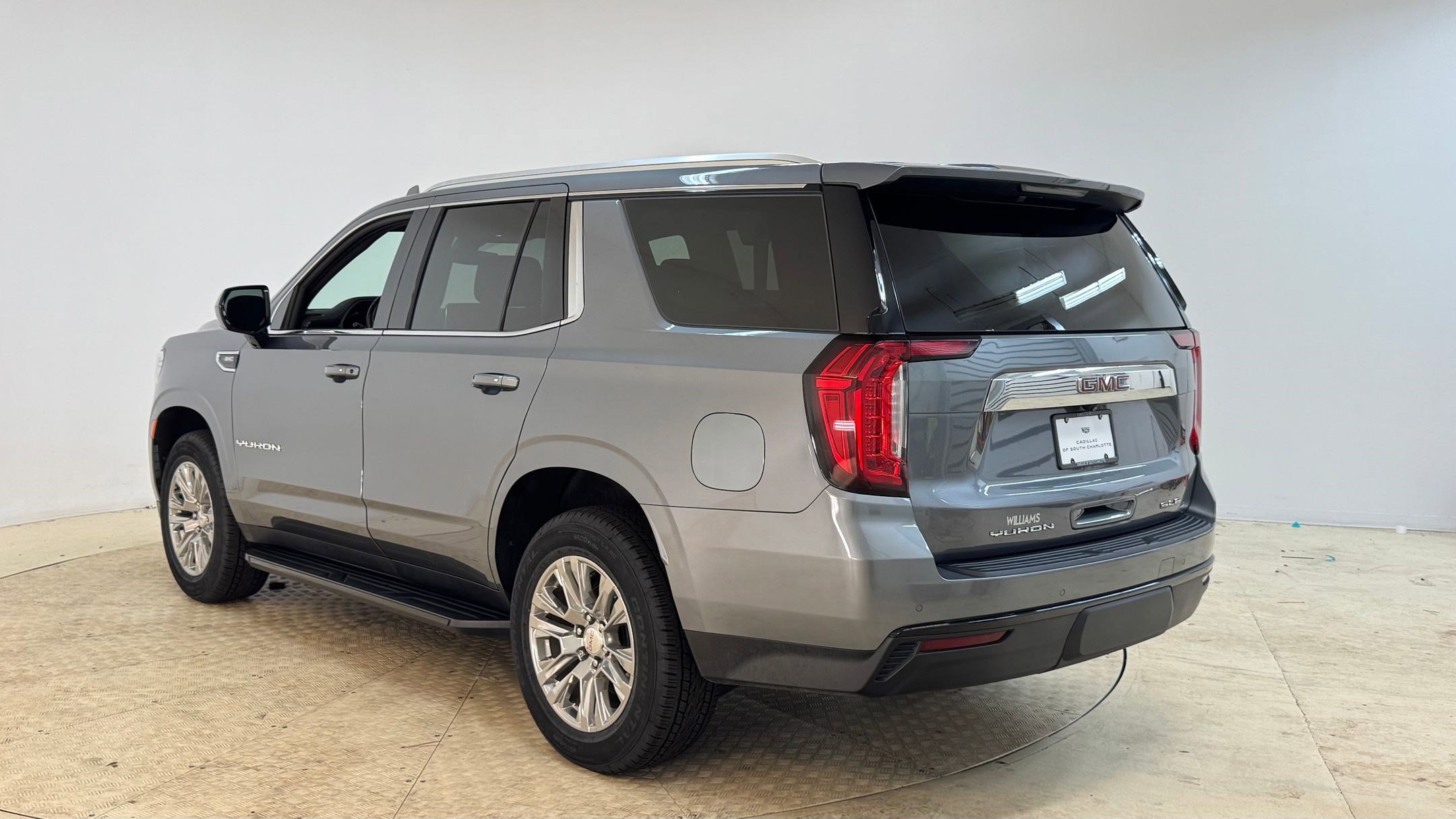 2022 Gmc Yukon SLE photo 2