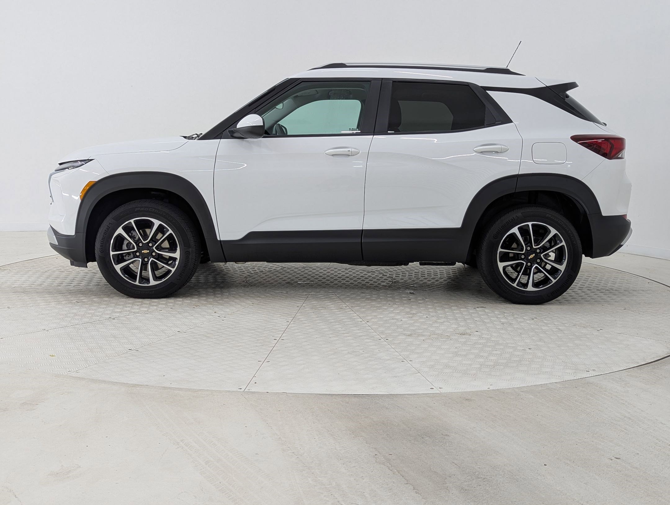 2024 Chevrolet Trailblazer LT photo 2