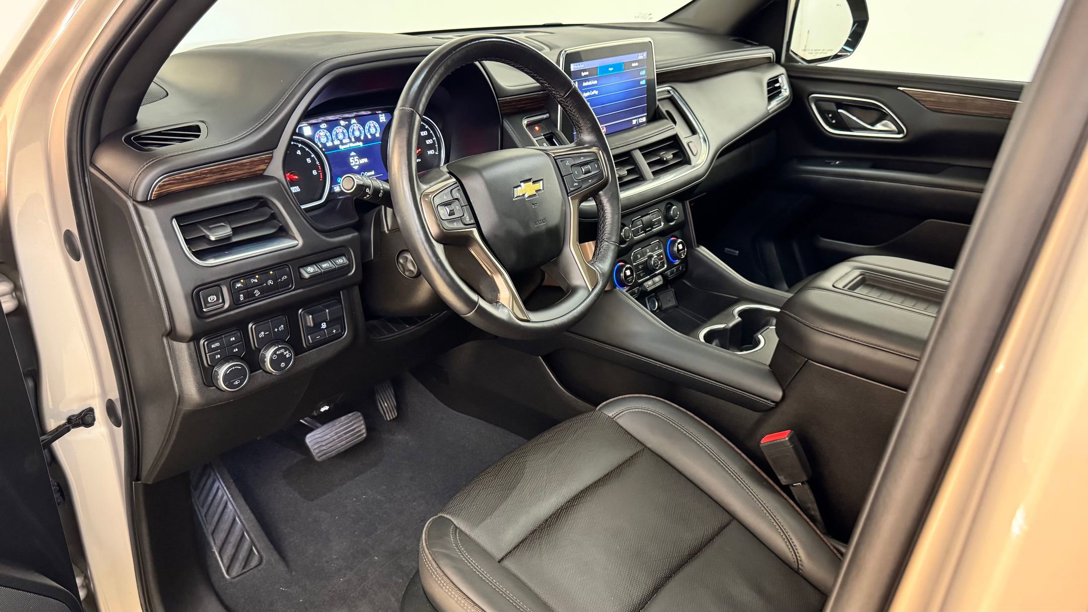 2021 Chevrolet Suburban High Country photo 3
