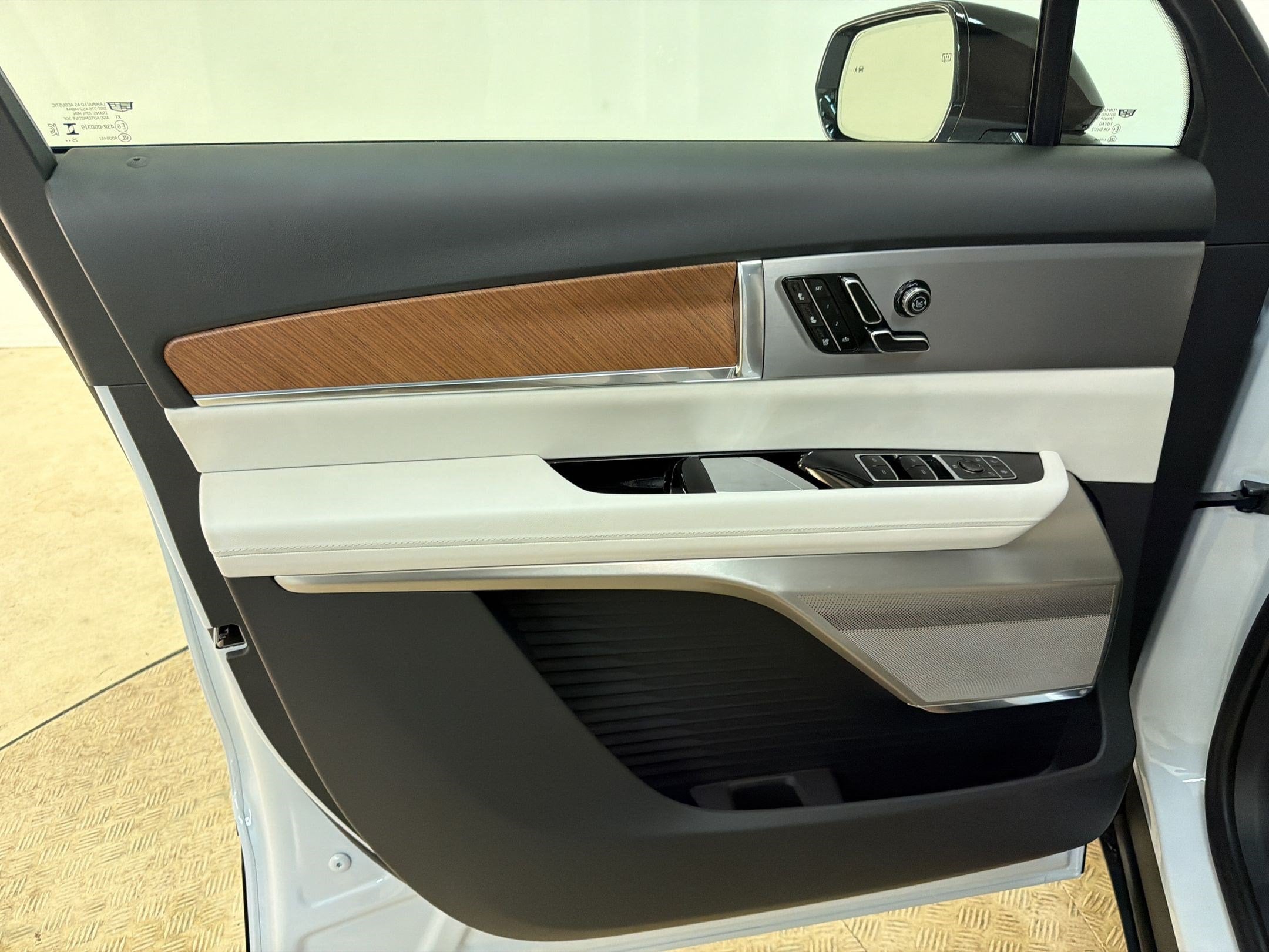 2027 Cadillac VISTIQ Sport - Photo 13