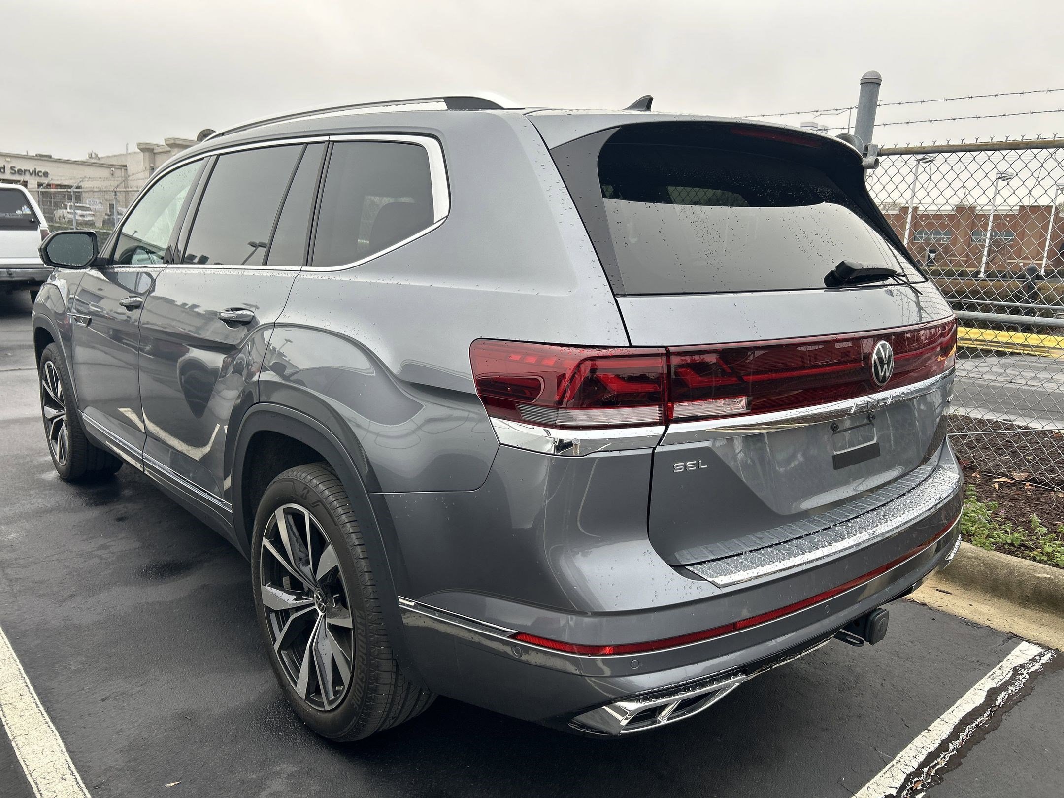 2024 Volkswagen Atlas SEL Premium R-Line photo 2