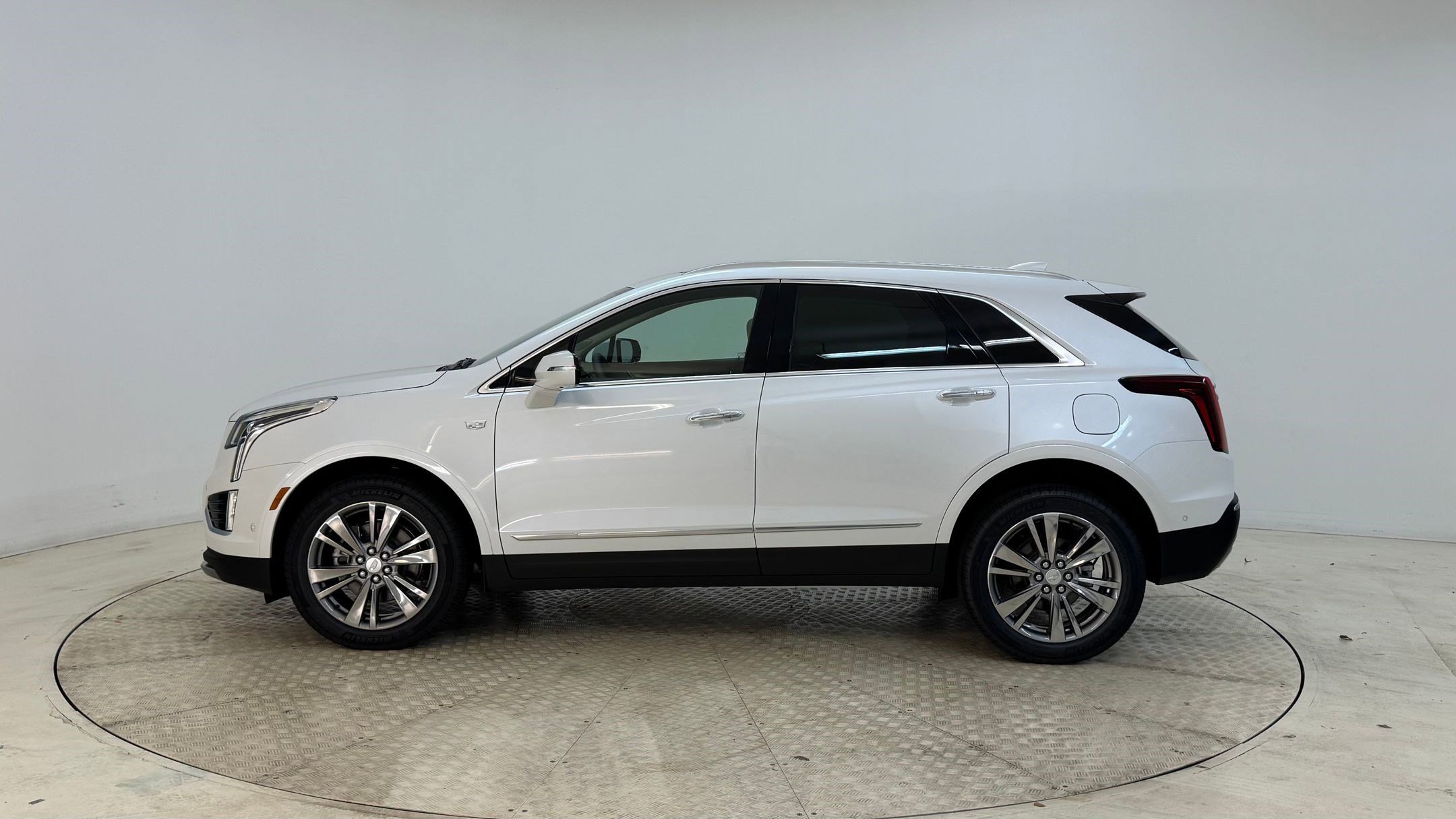 2026 Cadillac XT5 Premium Luxury photo 2