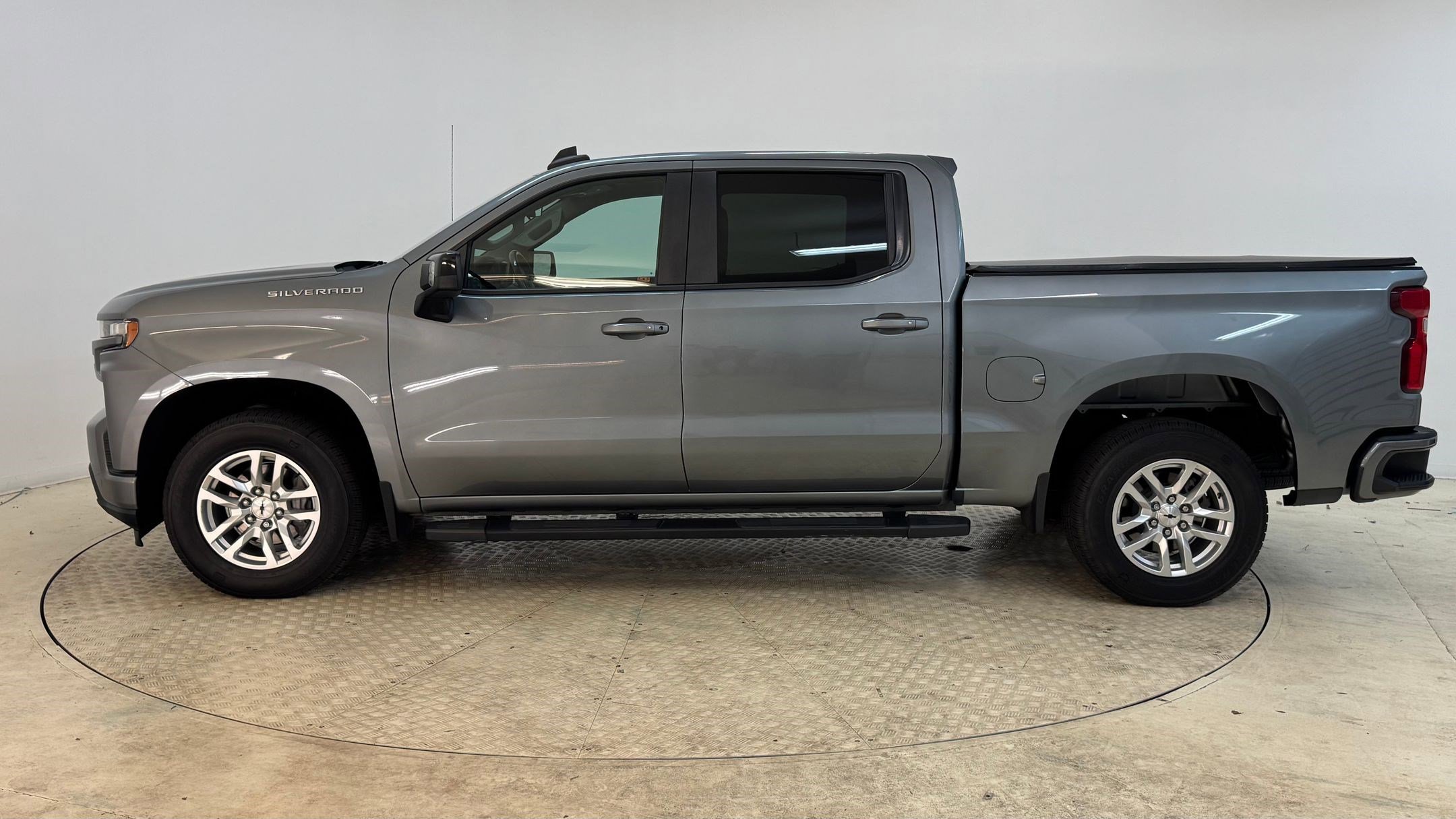 2019 Chevrolet Silverado 1500 RST photo 2