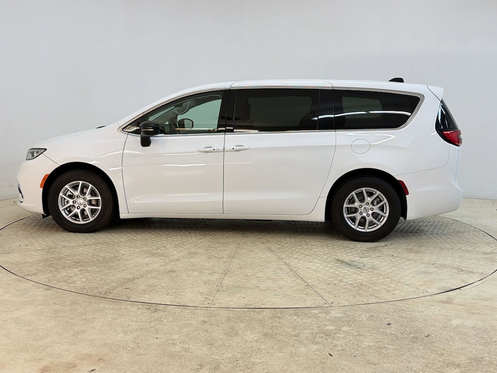 Used 2024 Chrysler Pacifica Touring L