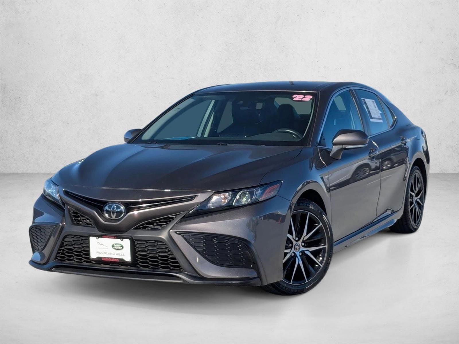 2022 Toyota Camry SE's photo