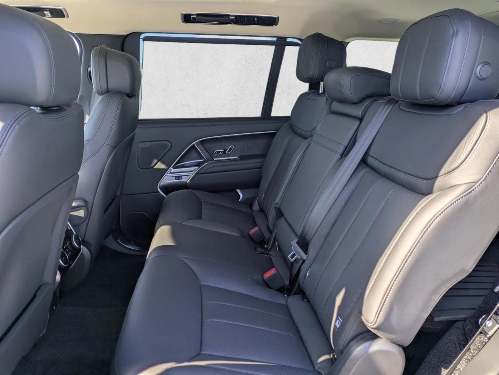 2025 Land Rover Range Rover SE - Photo 16