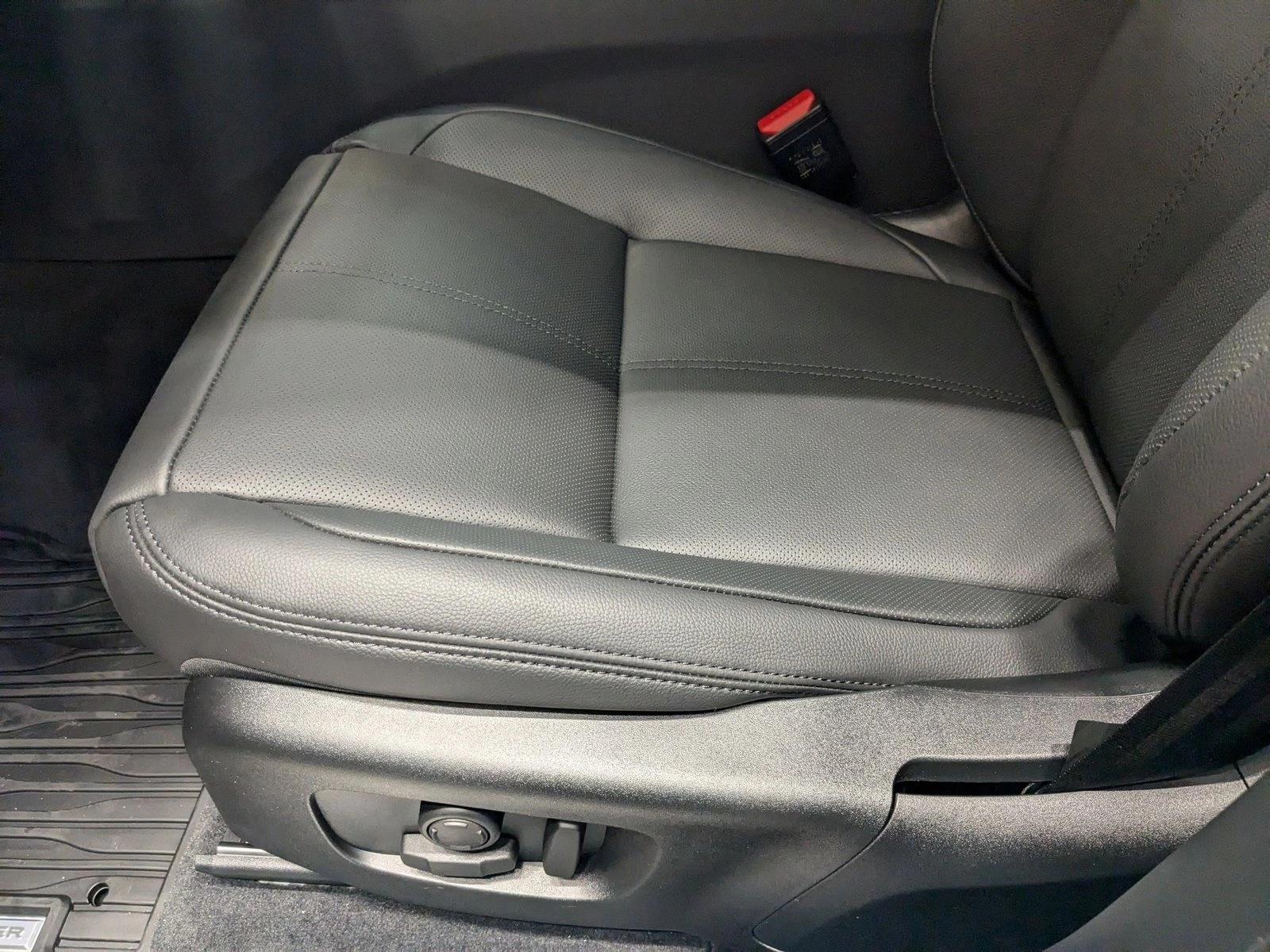 2026 Land Rover Range Rover Velar SE photo 4