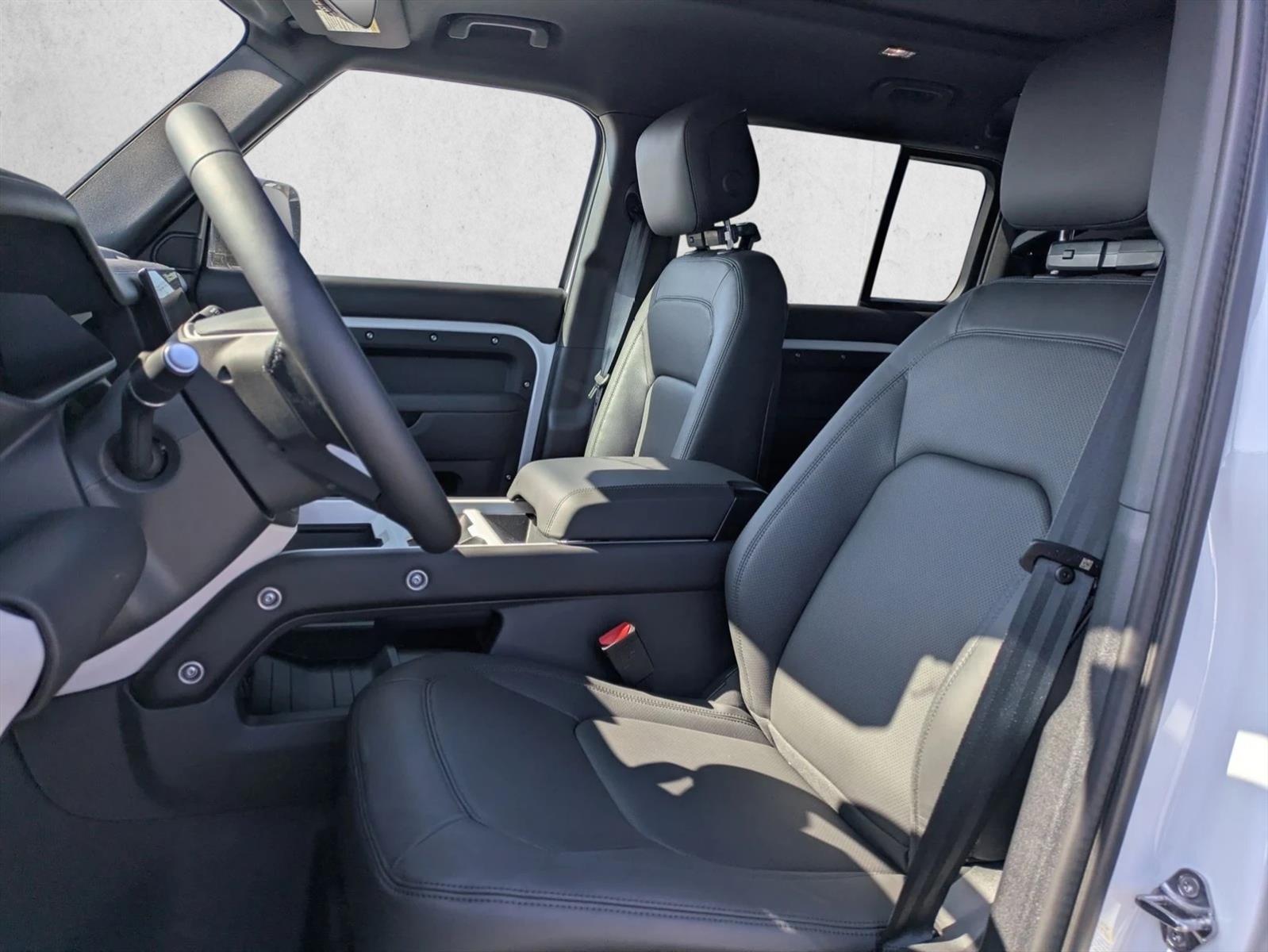 2025 Land Rover Defender 110 S photo 4