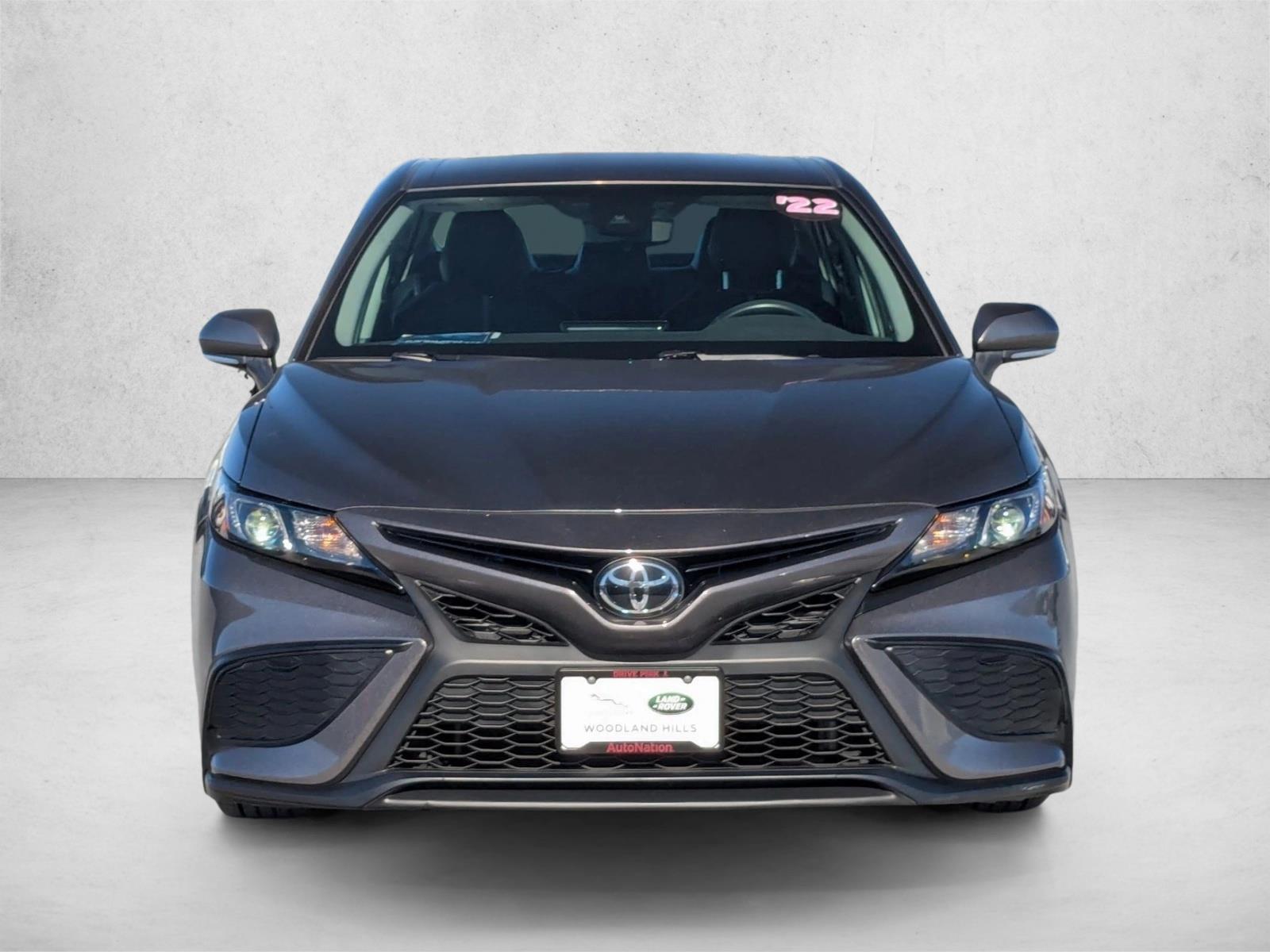 2022 Toyota Camry SE photo 2