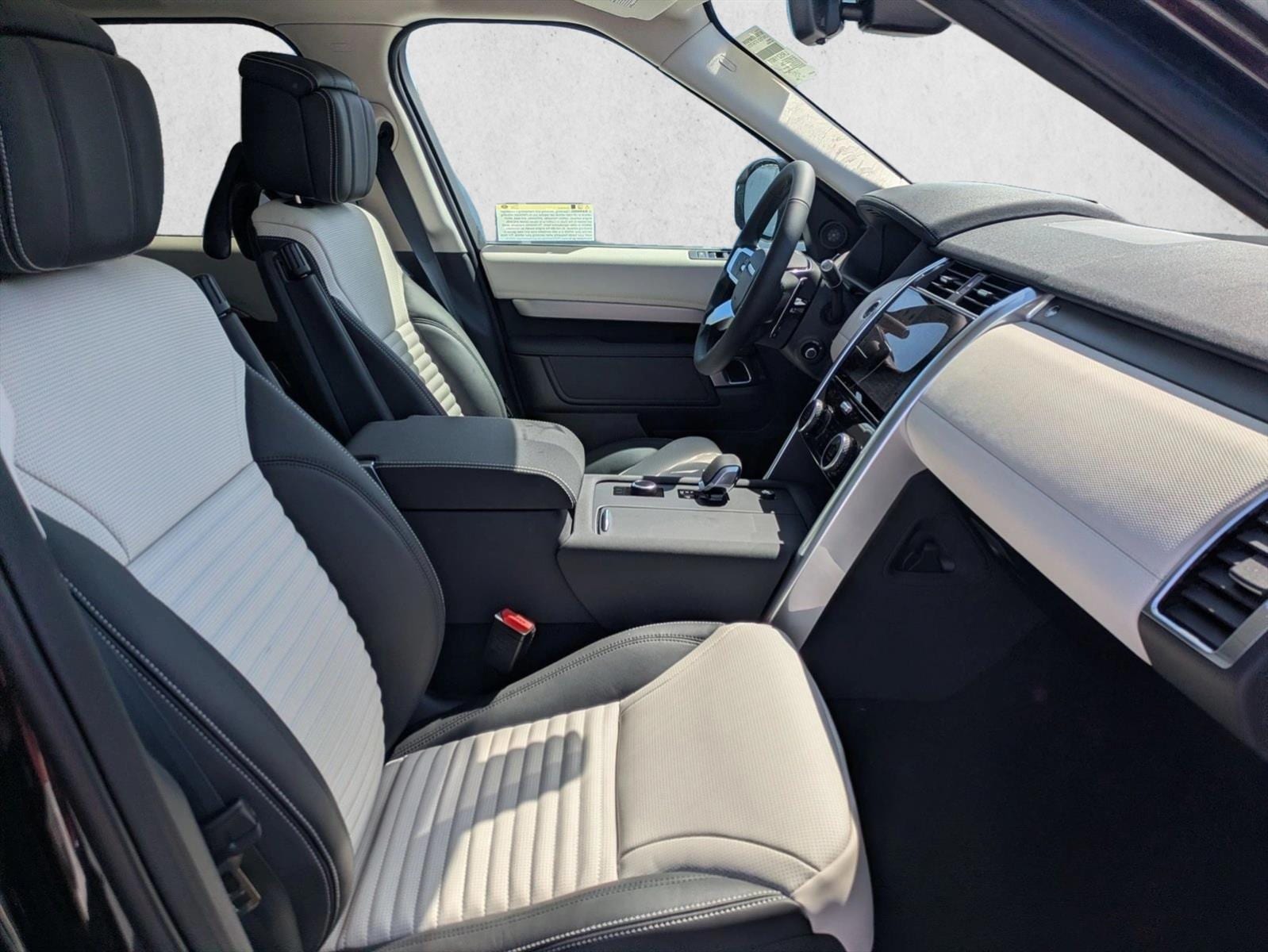 2026 Land Rover Discovery Dynamic SE - Photo 17