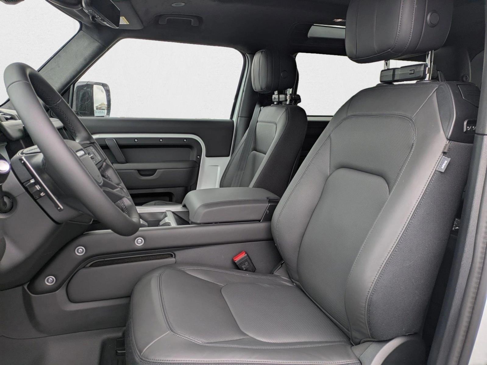 2025 Land Rover Defender V8 photo 4