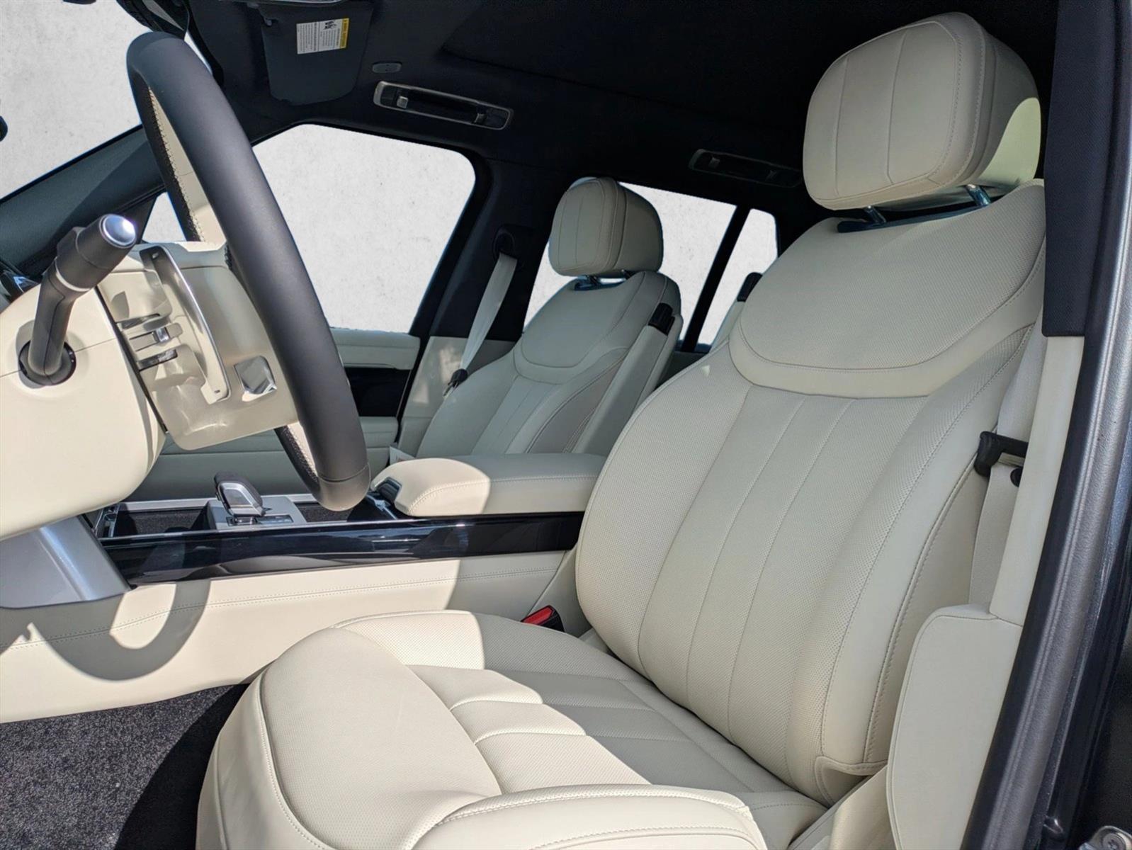 2025 Land Rover Range Rover SE photo 4