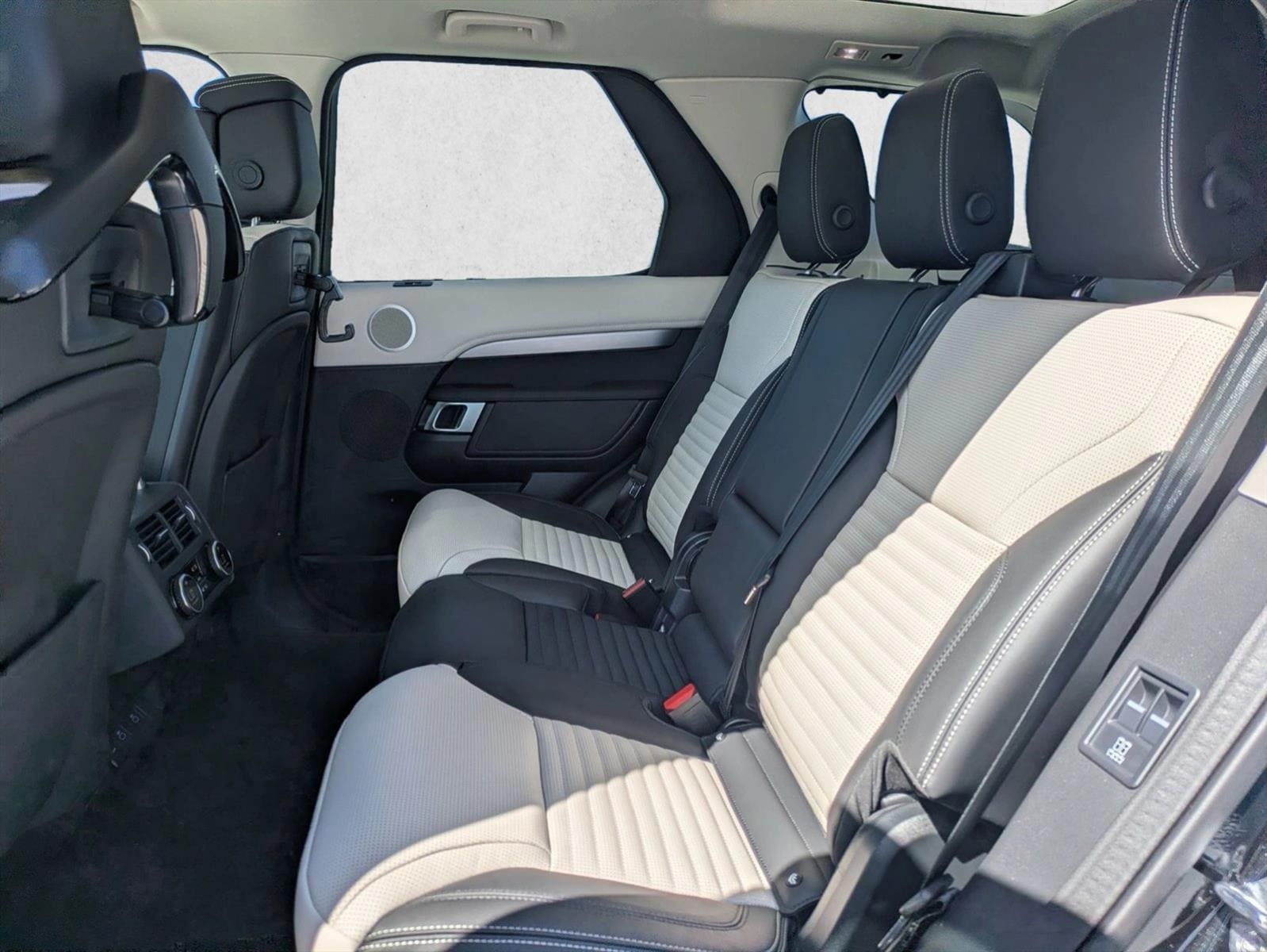 2026 Land Rover Discovery Dynamic SE - Photo 16