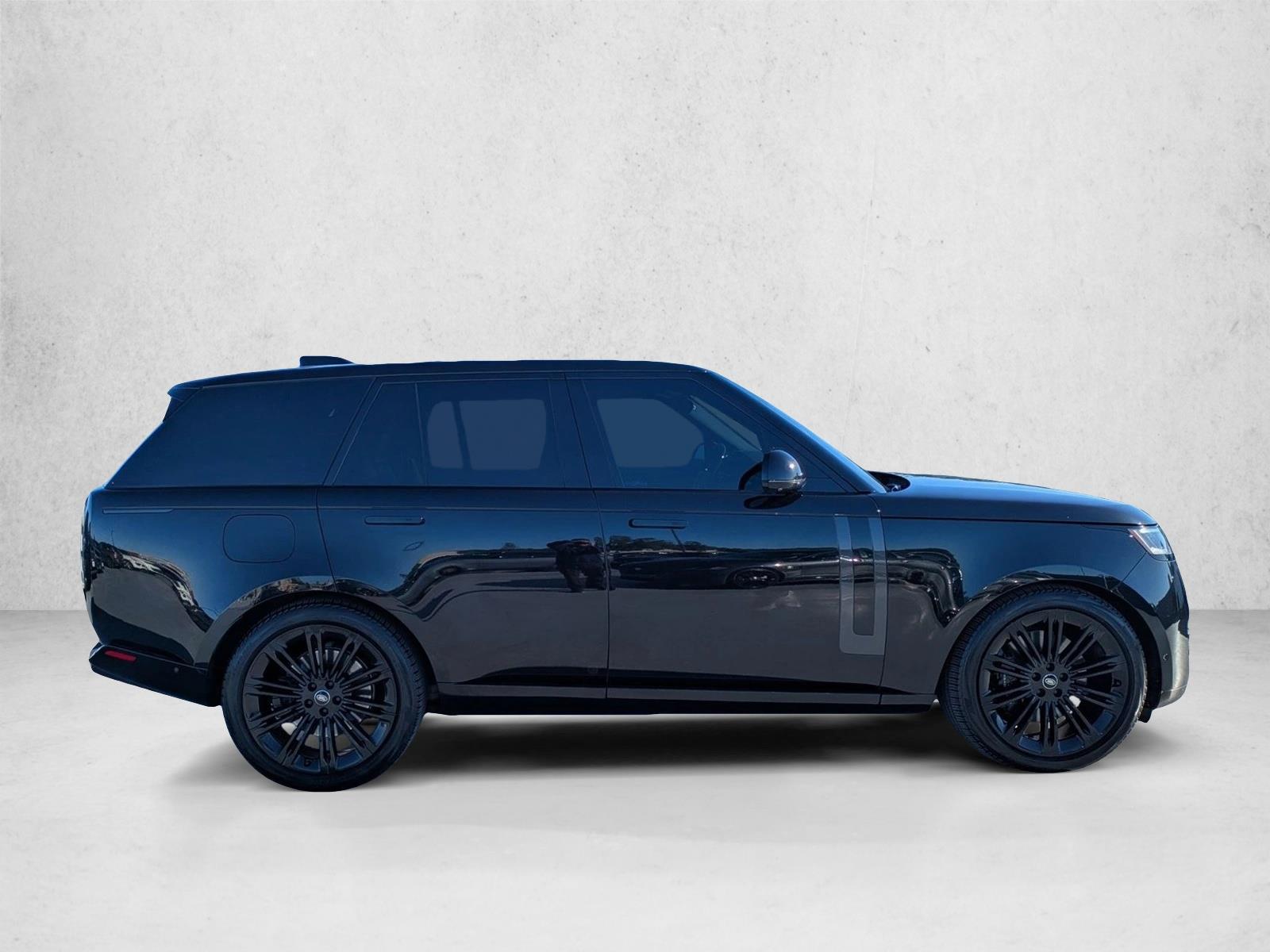 2023 Land Rover Range Rover SE photo 4