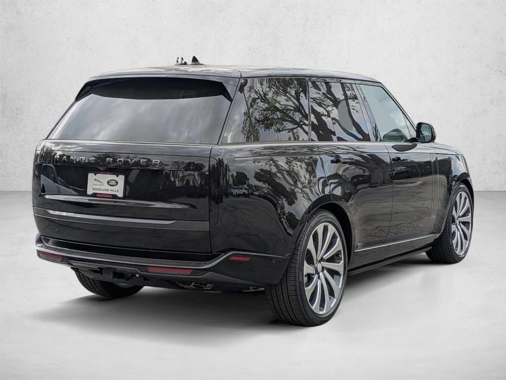New 2025 Land Rover Range Rover SE Sport Utility