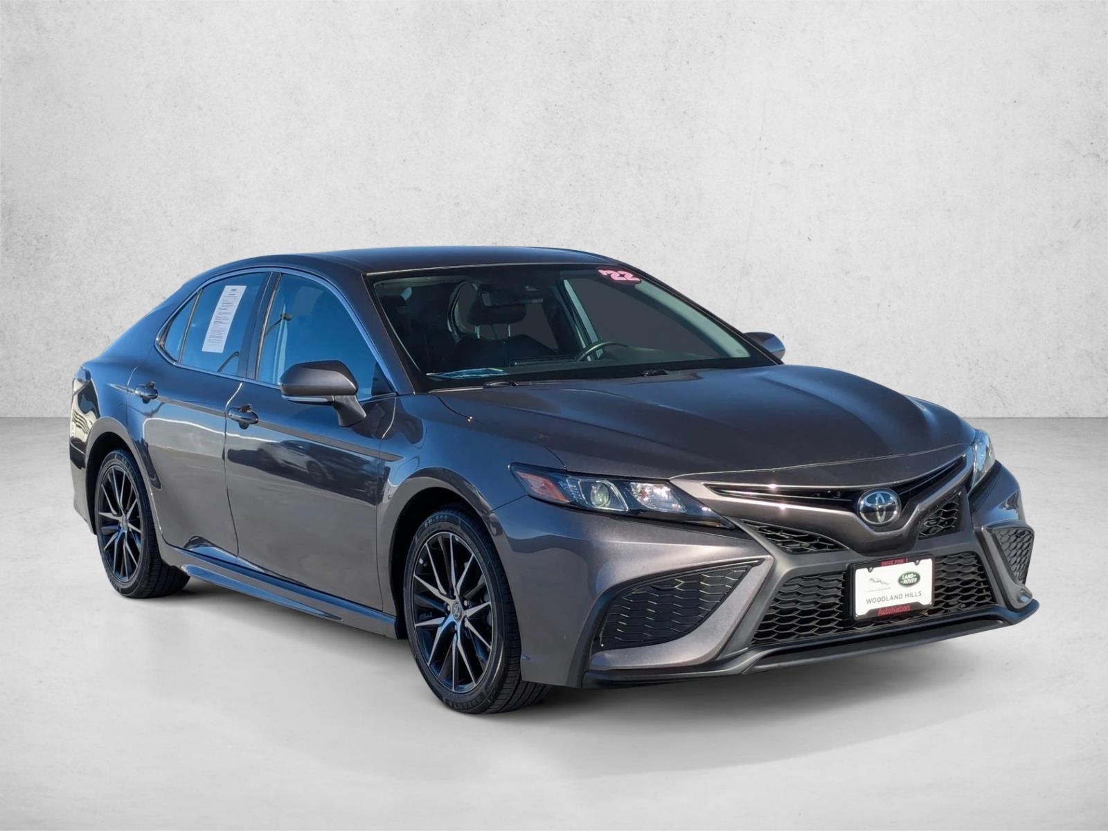 2022 Toyota Camry SE photo 3