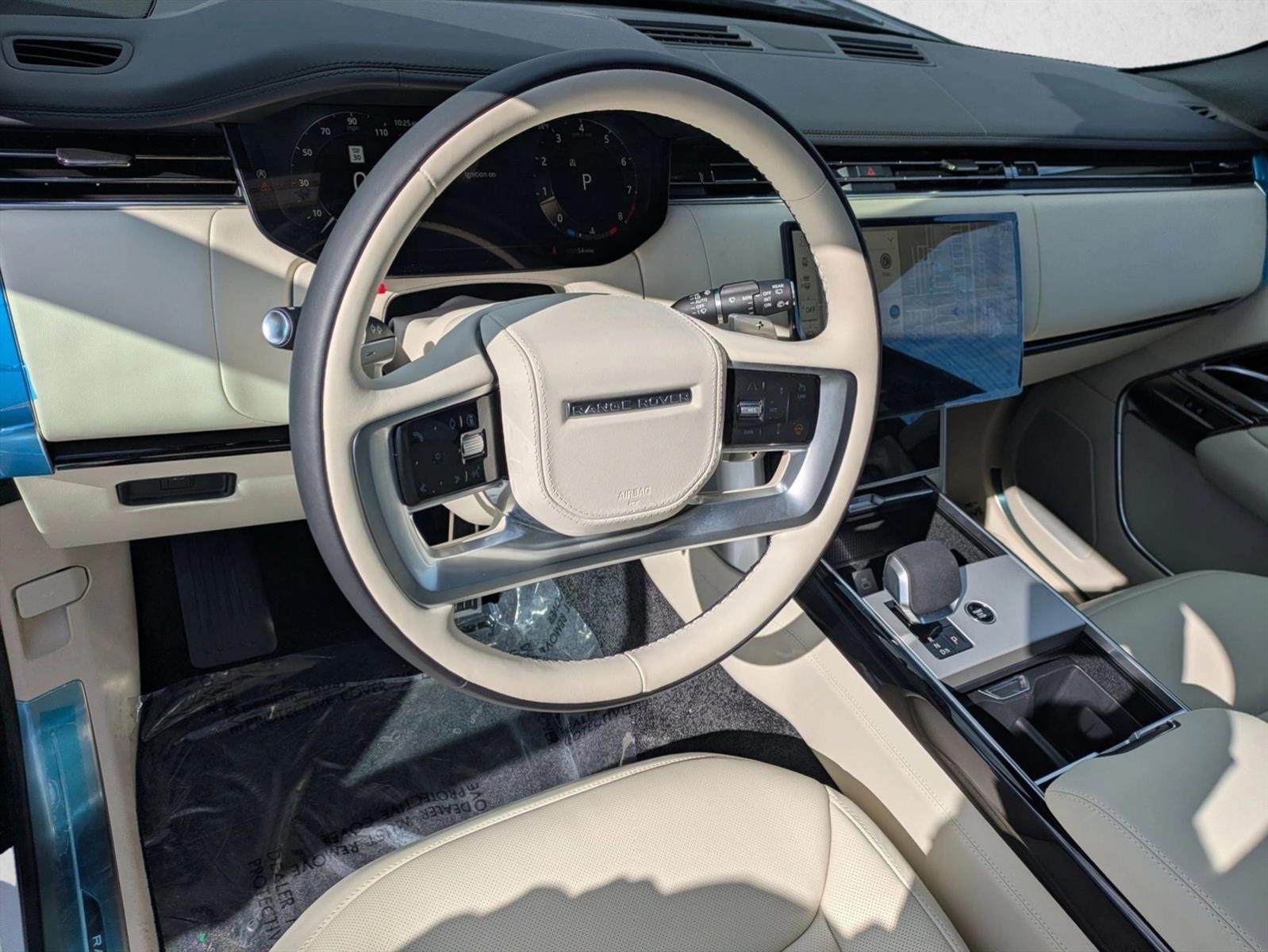 2025 Land Rover Range Rover SE photo 3