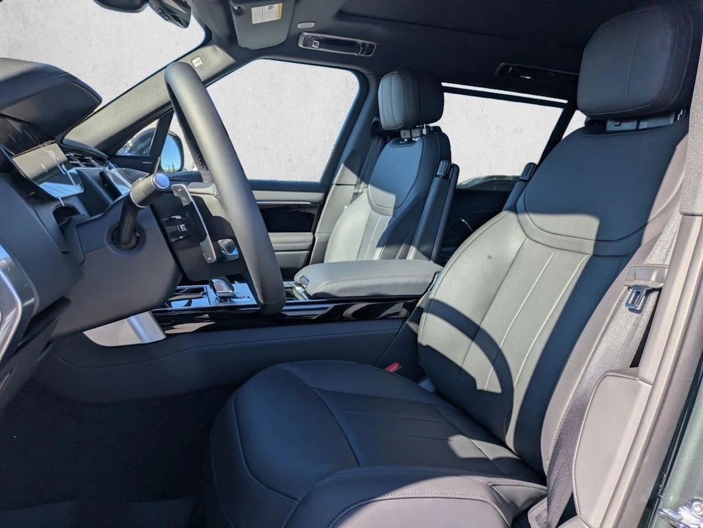 New 2025 Land Rover Range Rover SE Sport Utility