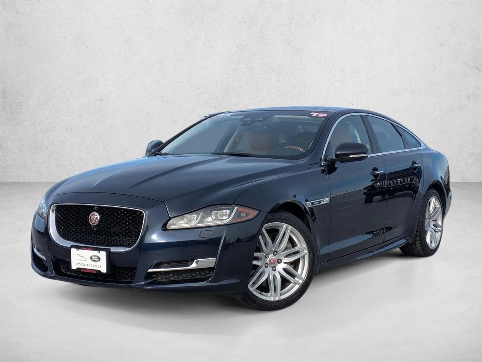 2019 Jaguar XJ R-Sport's photo