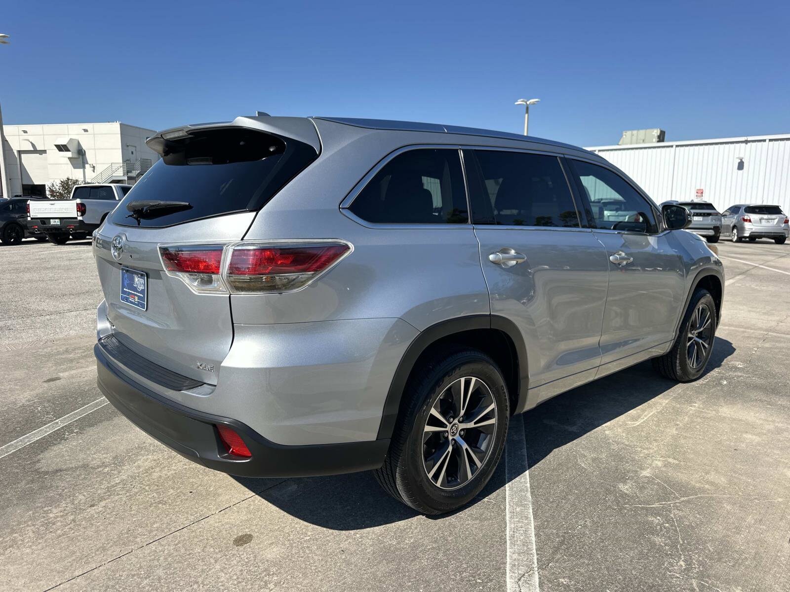2016 Toyota Highlander XLE photo 2