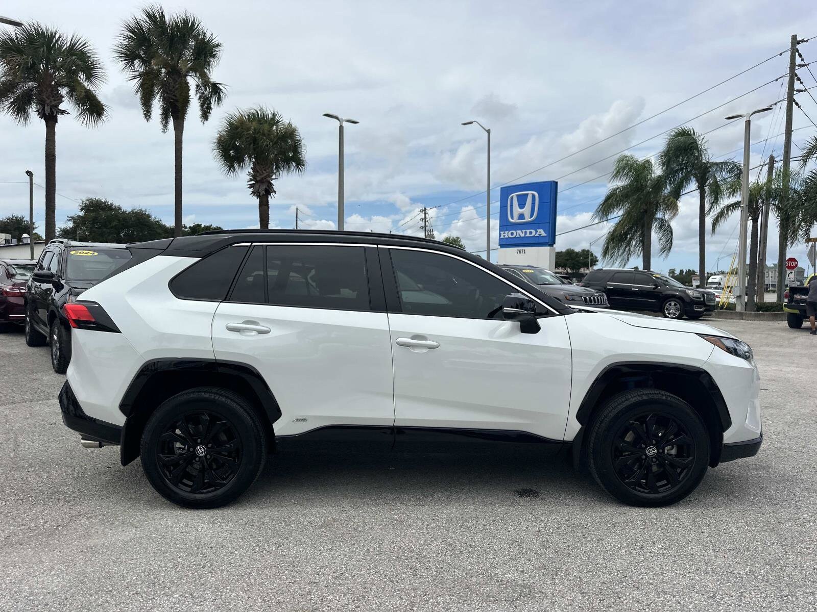 2023 Toyota RAV4 Hybrid XSE photo 2