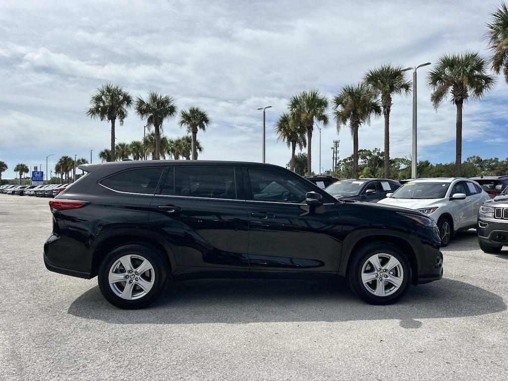 Used 2022 Toyota Highlander LE SUV