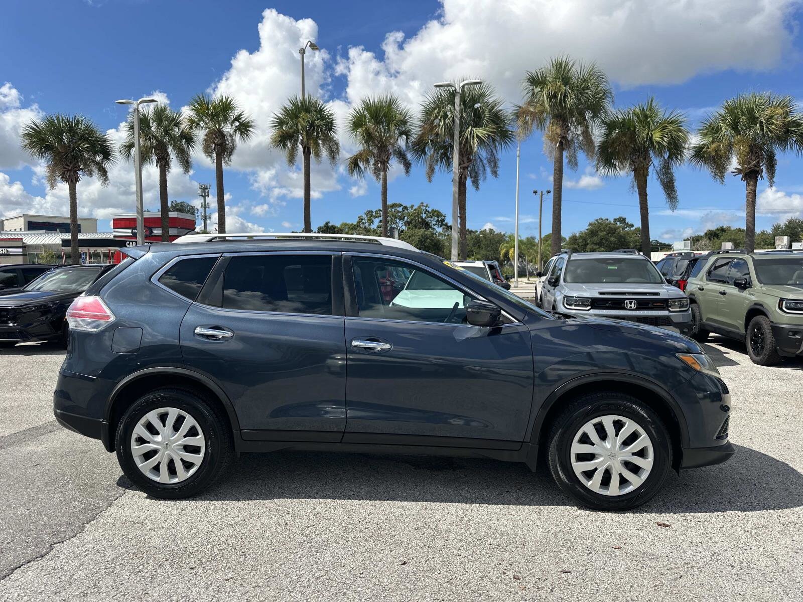 2016 Nissan Rogue S photo 2