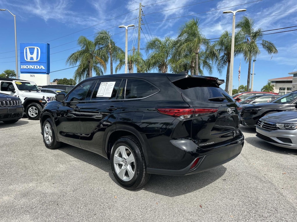 Used 2022 Toyota Highlander LE SUV
